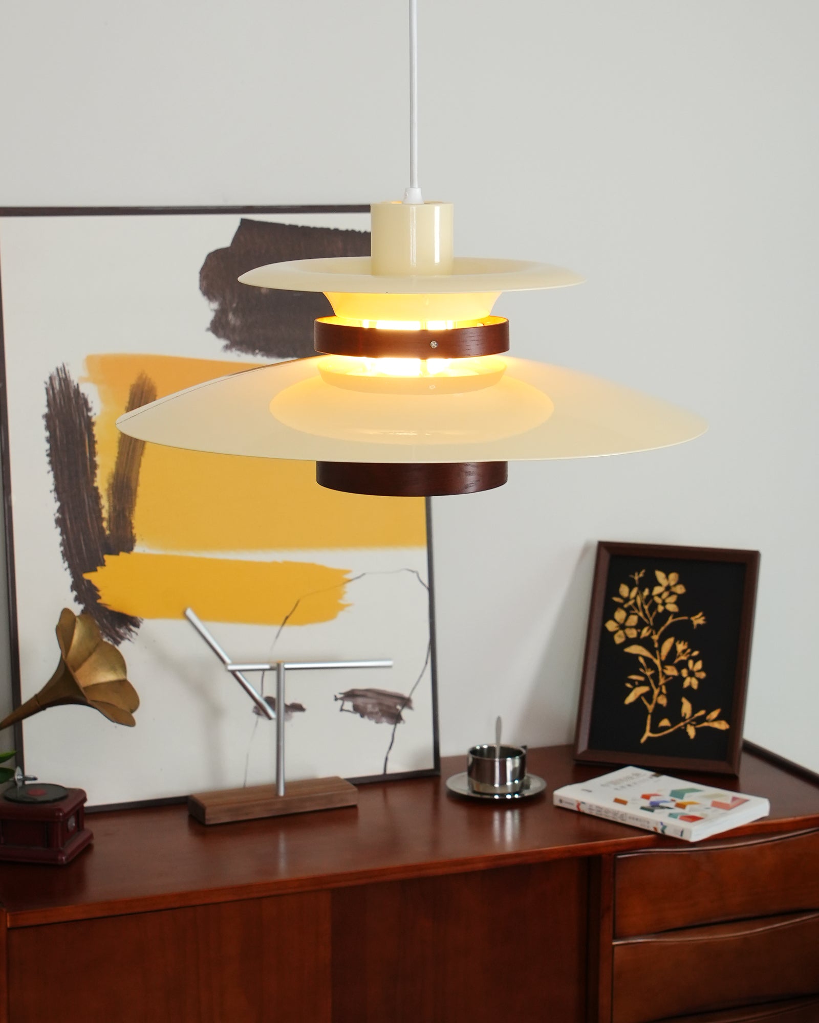 Závěsné LED svítidlo Asteri s kovovým a dřevěným povrchem na strop