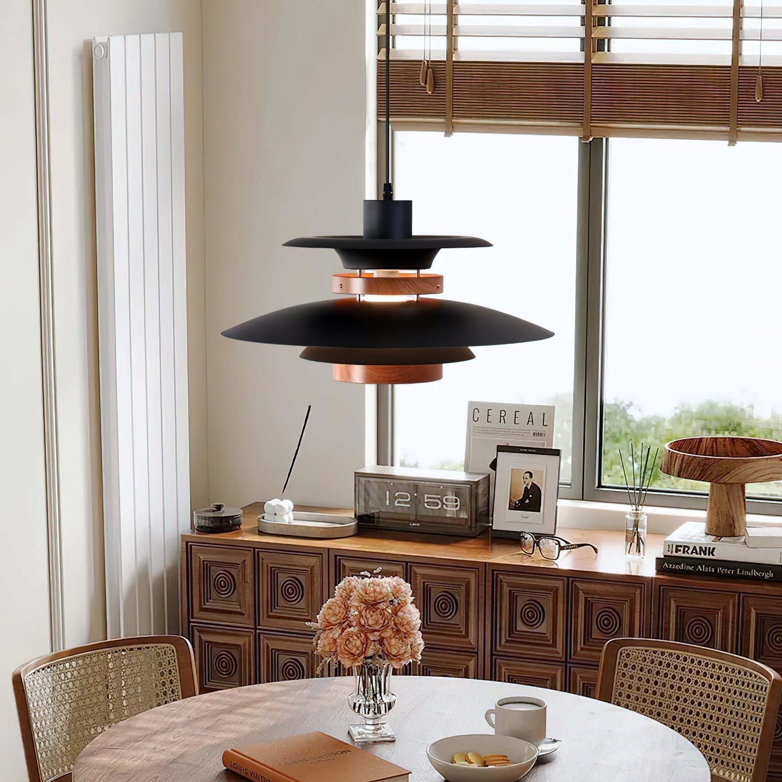 Lampada a sospensione Aurelle Four con quattro paralumi LED e braccio snodato per un'illuminazione scandinava diffusa