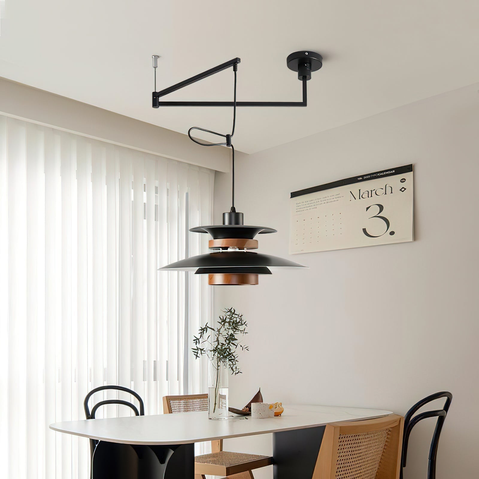 Lampada a sospensione Aurelle Four con quattro paralumi LED e braccio snodato per un'illuminazione scandinava diffusa