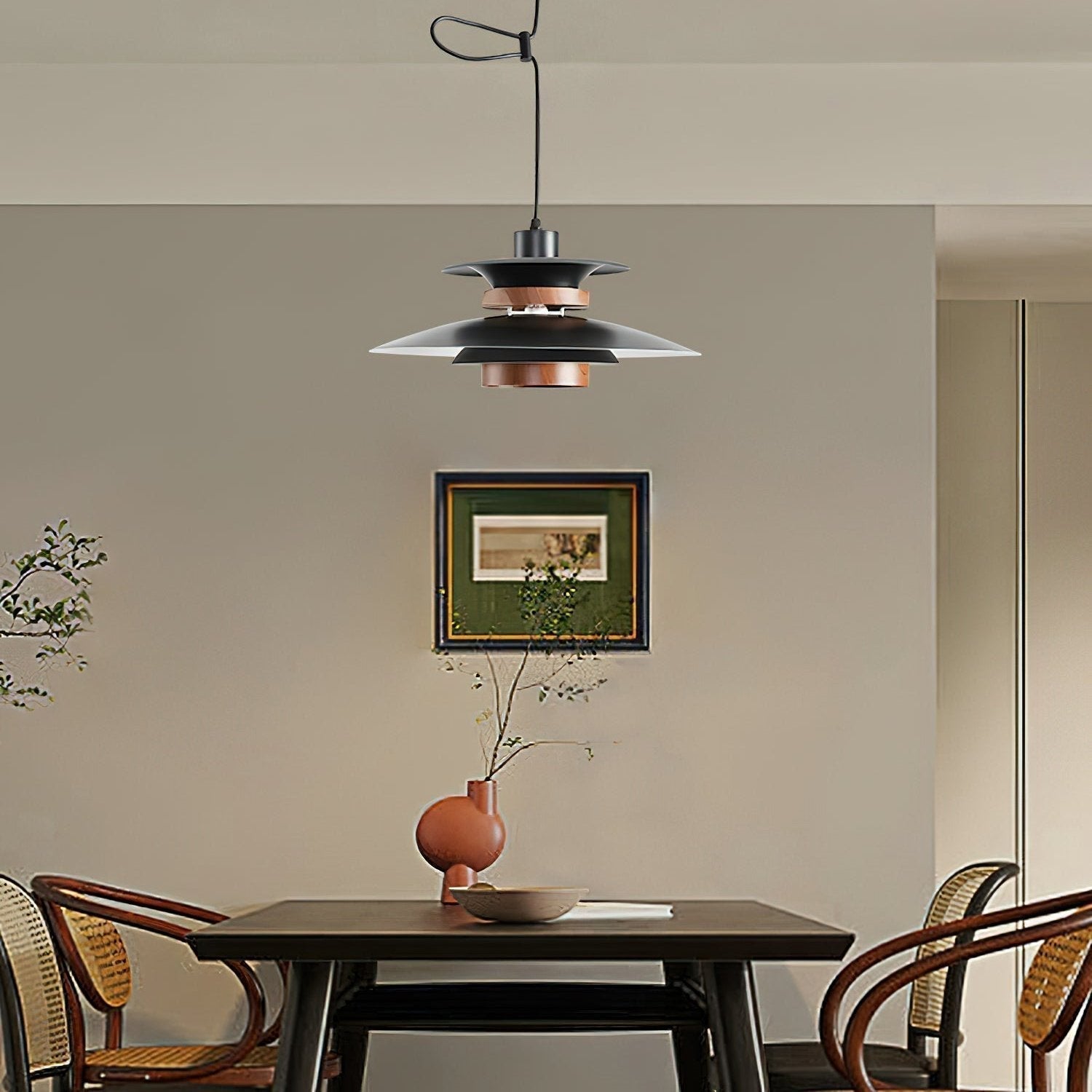 Lampada a sospensione Aurelle Four con quattro paralumi LED e braccio snodato per un'illuminazione scandinava diffusa