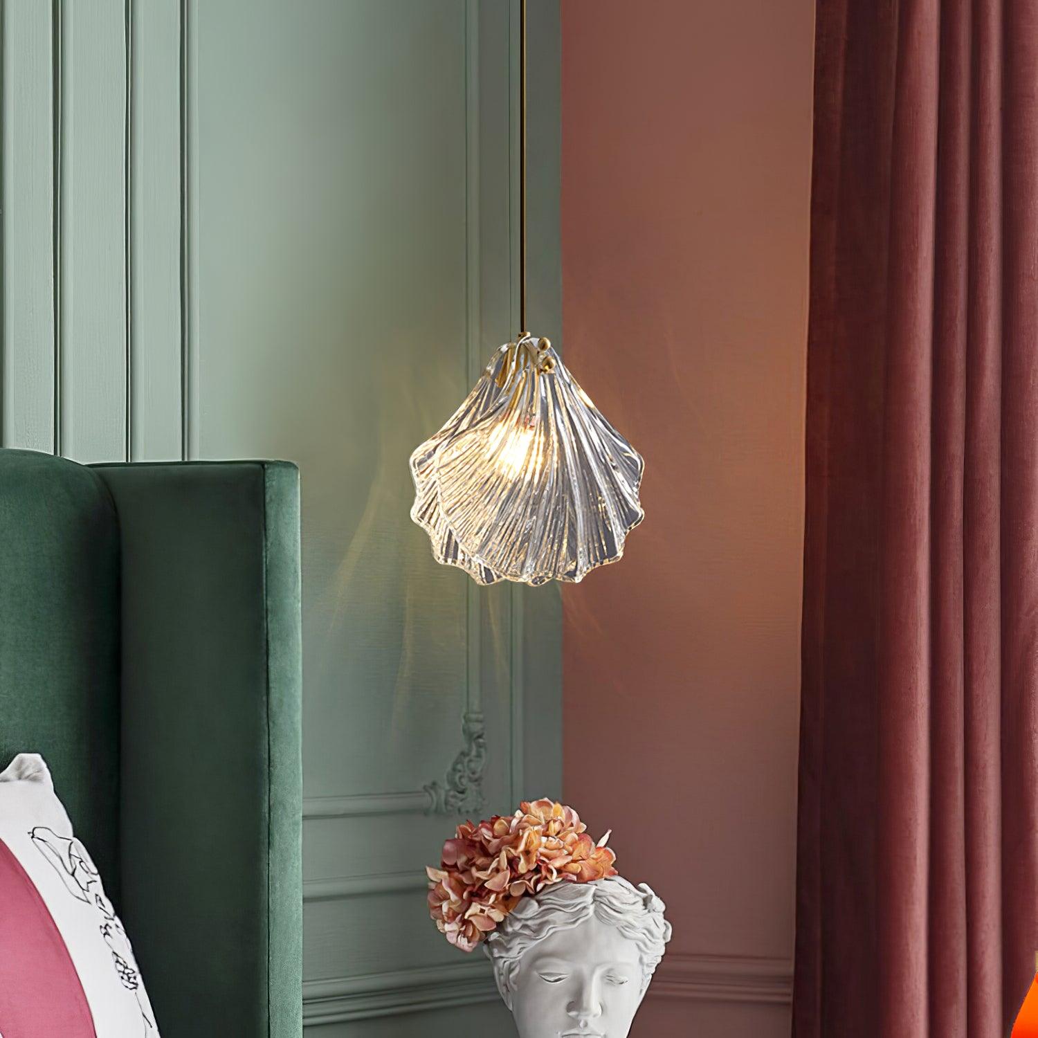 Lampada a sospensione Mini Coastal Shell in vetro e ottone di Aurelle per interni costieri