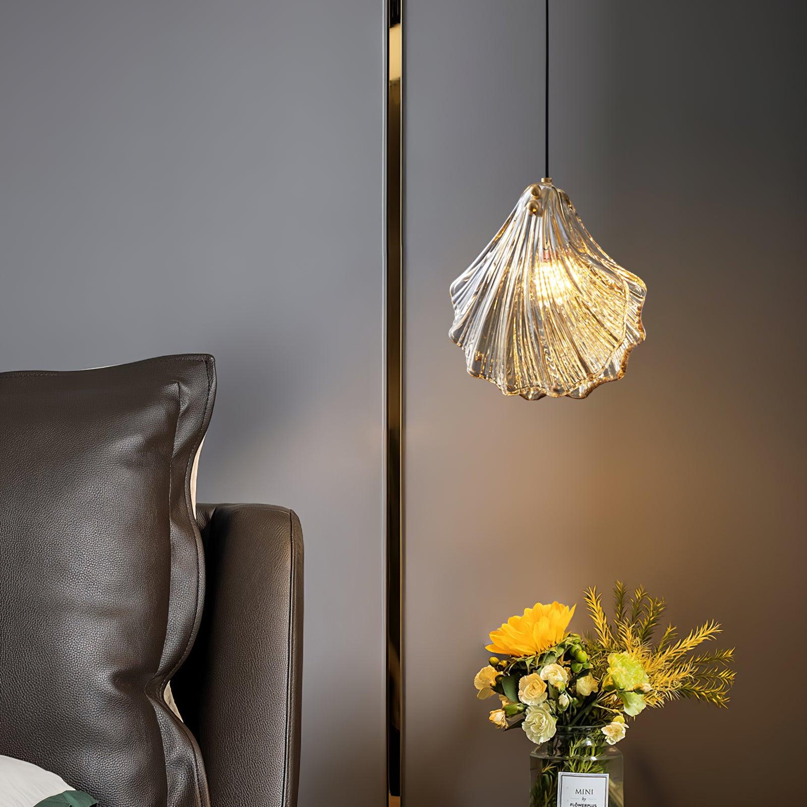 Lampada a sospensione Mini Coastal Shell in vetro e ottone di Aurelle per interni costieri