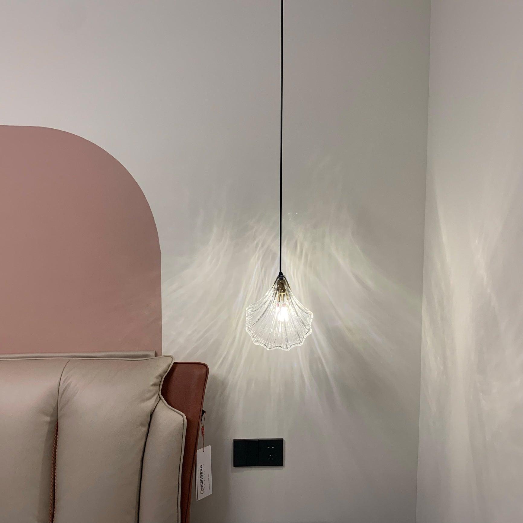 Lampada a sospensione Mini Coastal Shell in vetro e ottone di Aurelle per interni costieri