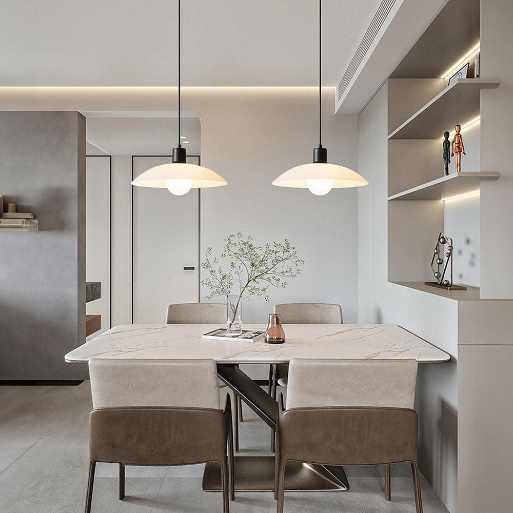Liora bílý skleněný závěsný lustr, elegantní minimalistické svítidlo pro moderní interiéry