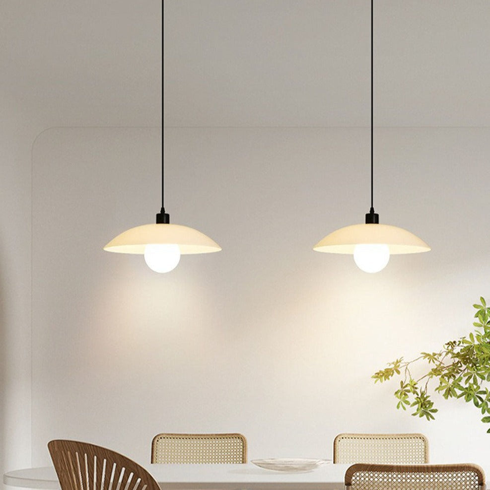 Liora bílý skleněný závěsný lustr, elegantní minimalistické svítidlo pro moderní interiéry
