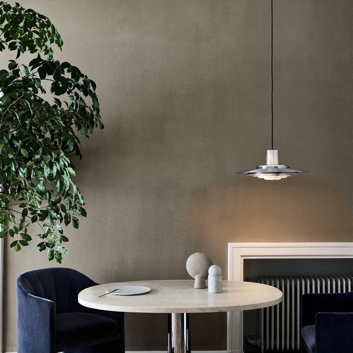 Lampe suspendue LED Aurelo Nordic en fer et aluminium pour intérieurs modernes