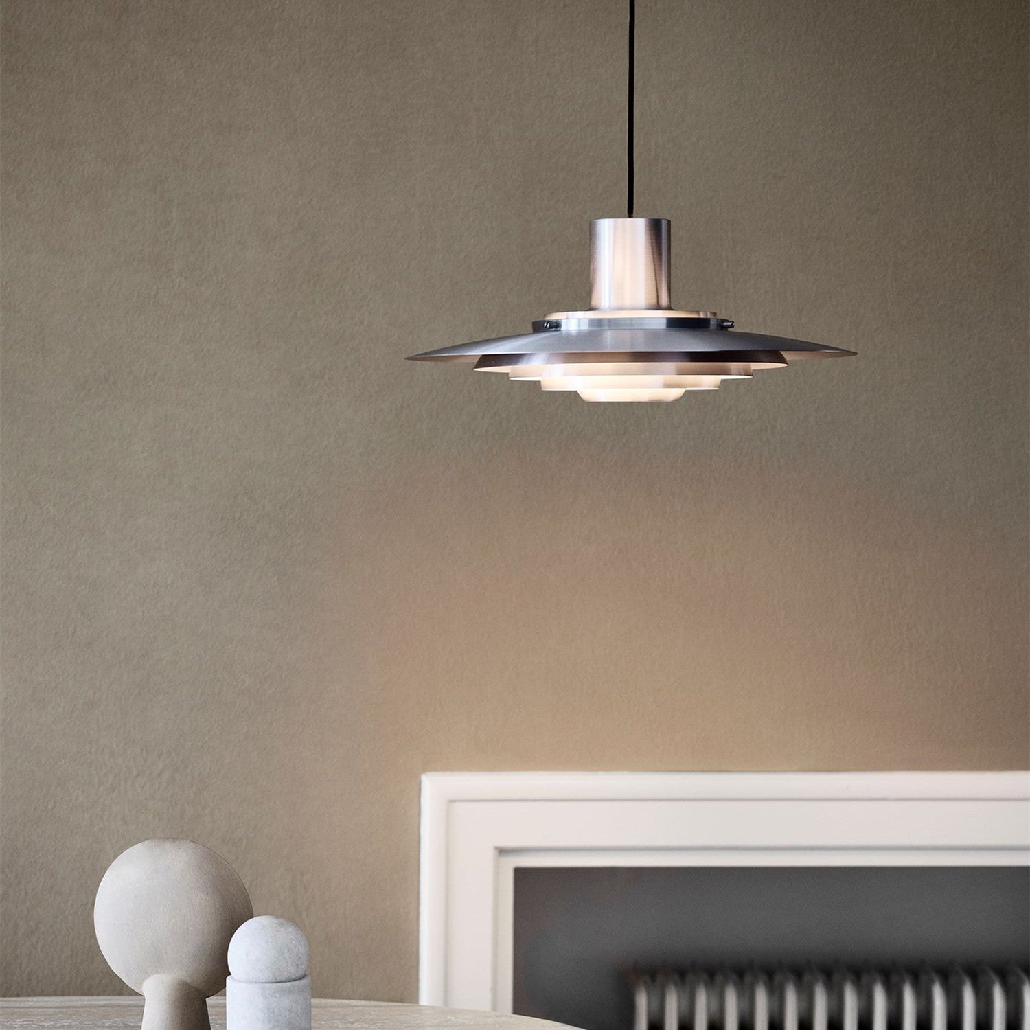 Lampe suspendue LED Aurelo Nordic en fer et aluminium pour intérieurs modernes