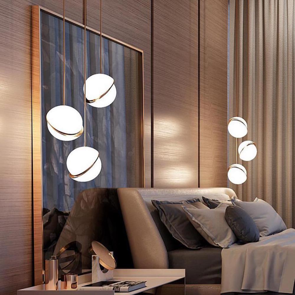 Závěsné svítidlo Celeste Crescent z akrylu a mosazi s LED, stropní svítidlo ve tvaru měsíce