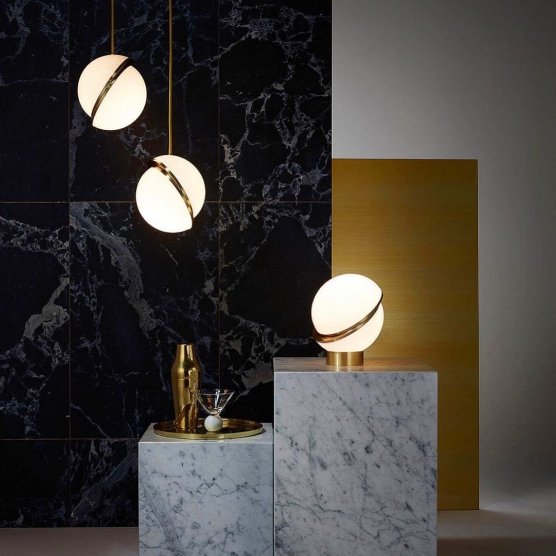 Závěsné svítidlo Celeste Crescent z akrylu a mosazi s LED, stropní svítidlo ve tvaru měsíce