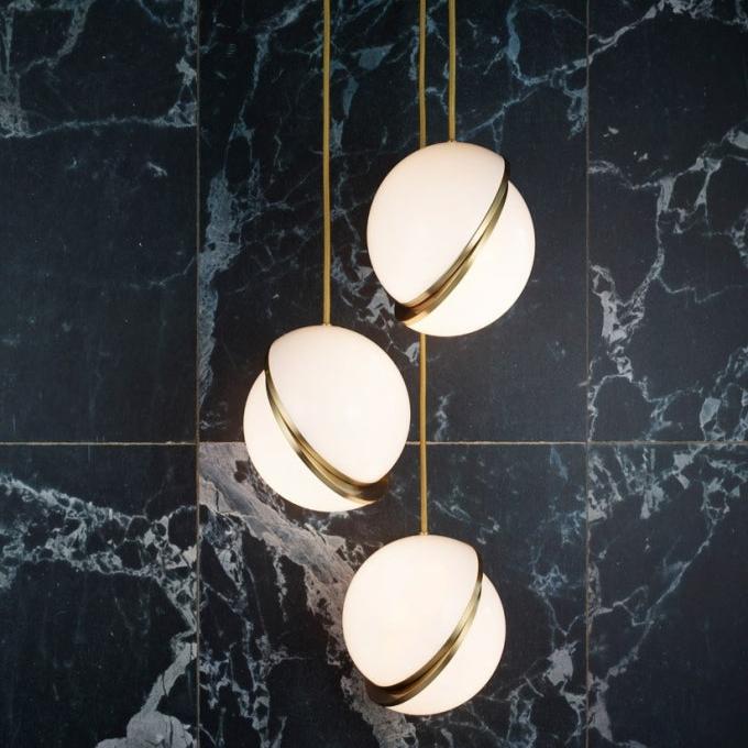 Závěsné svítidlo Celeste Crescent z akrylu a mosazi s LED, stropní svítidlo ve tvaru měsíce