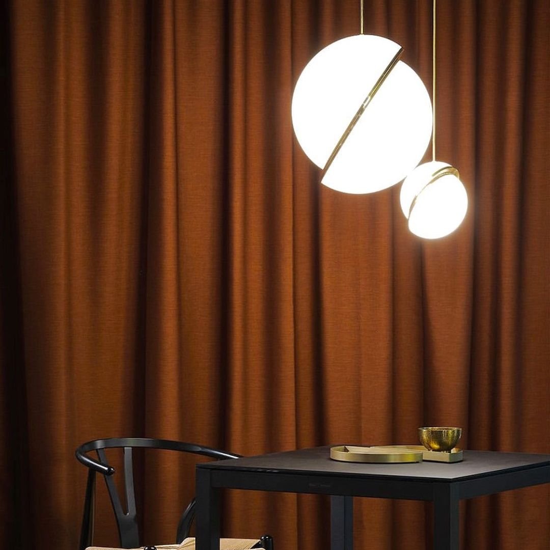 Závěsné svítidlo Celeste Crescent z akrylu a mosazi s LED, stropní svítidlo ve tvaru měsíce