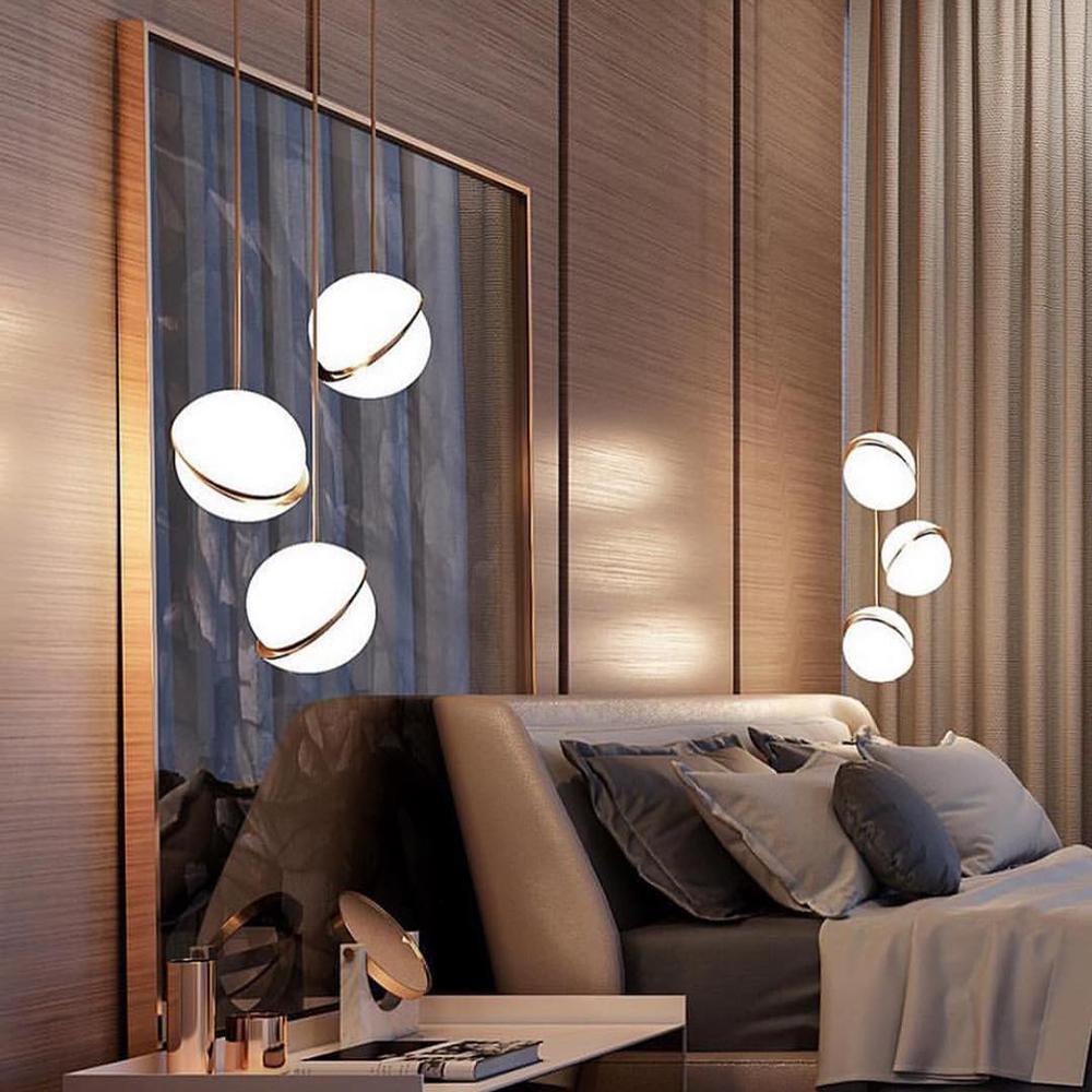 Závěsné svítidlo Celeste Crescent z akrylu a mosazi s LED, stropní svítidlo ve tvaru měsíce