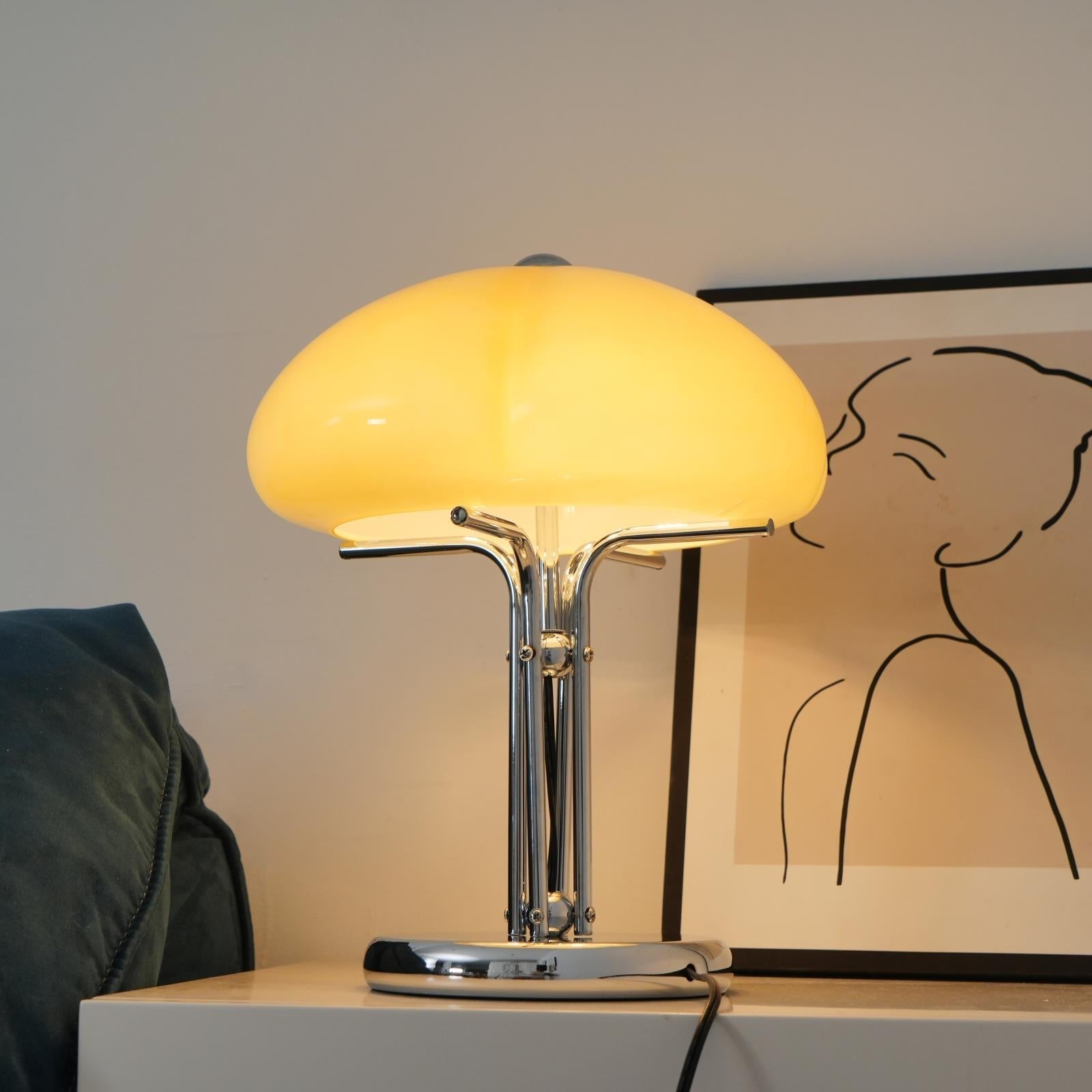Lampe de table Bauhaus en verre ambre Aurelia en forme de champignon avec une lueur douce