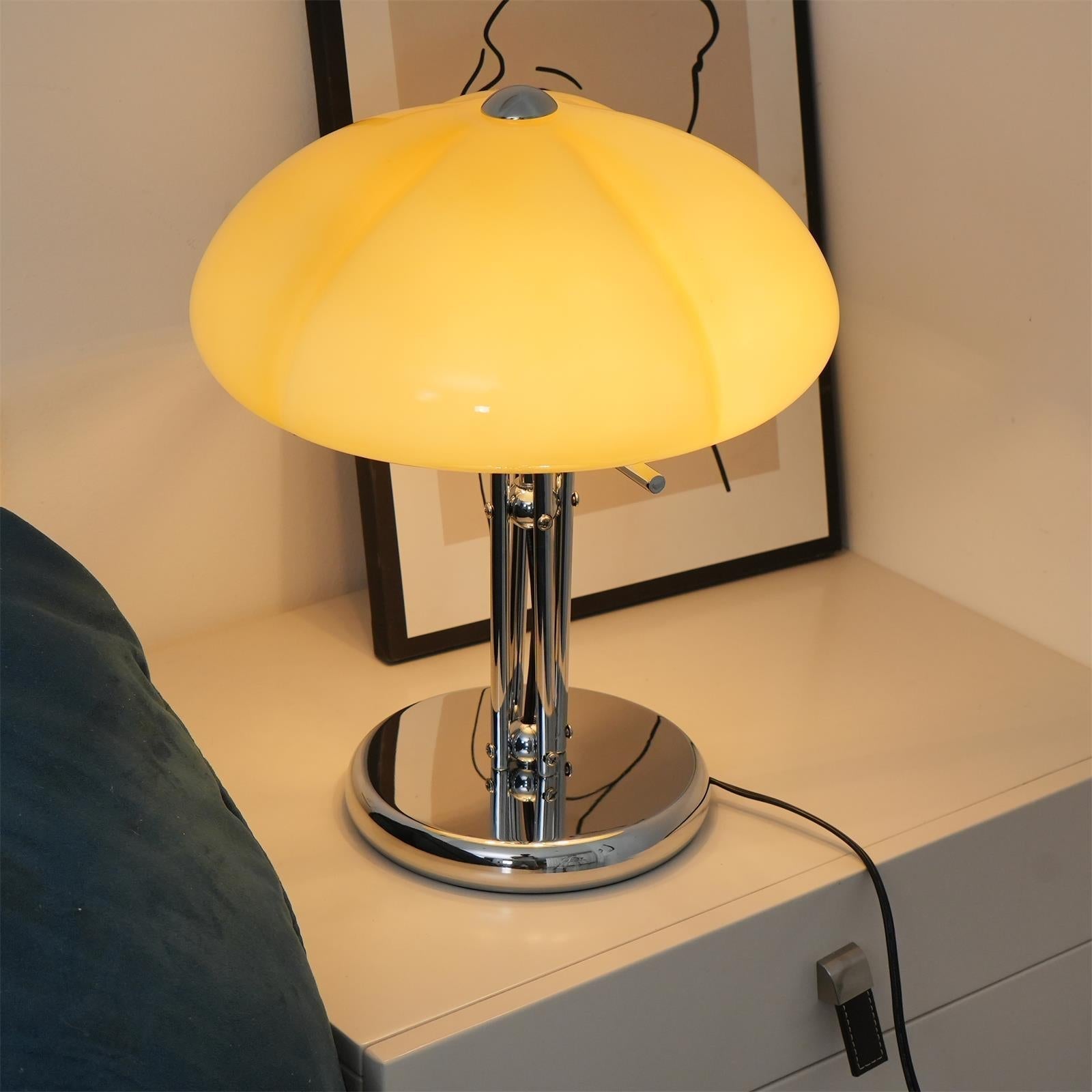Lampe de table Bauhaus en verre ambre Aurelia en forme de champignon avec une lueur douce