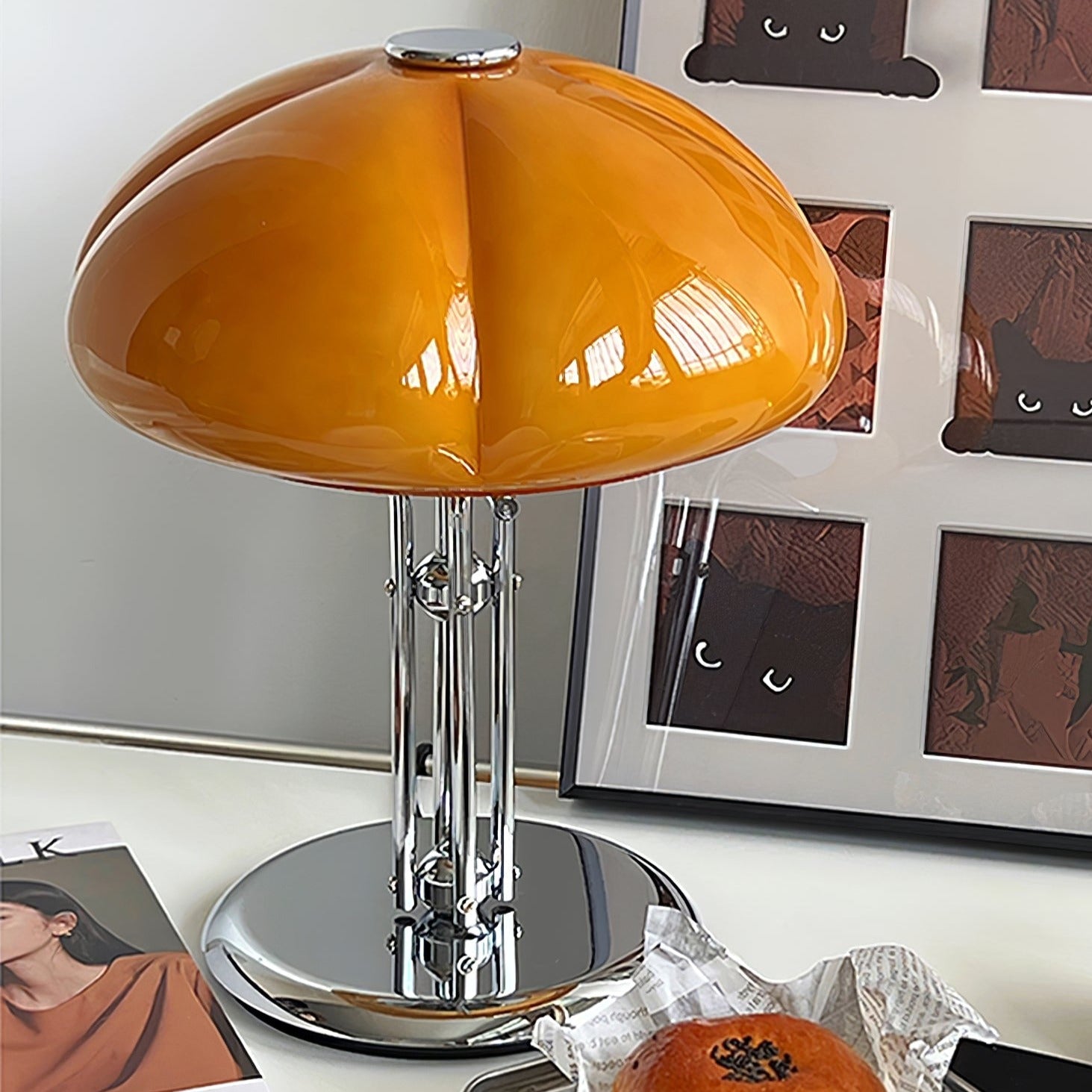 Lampe de table Bauhaus en verre ambre Aurelia en forme de champignon avec une lueur douce