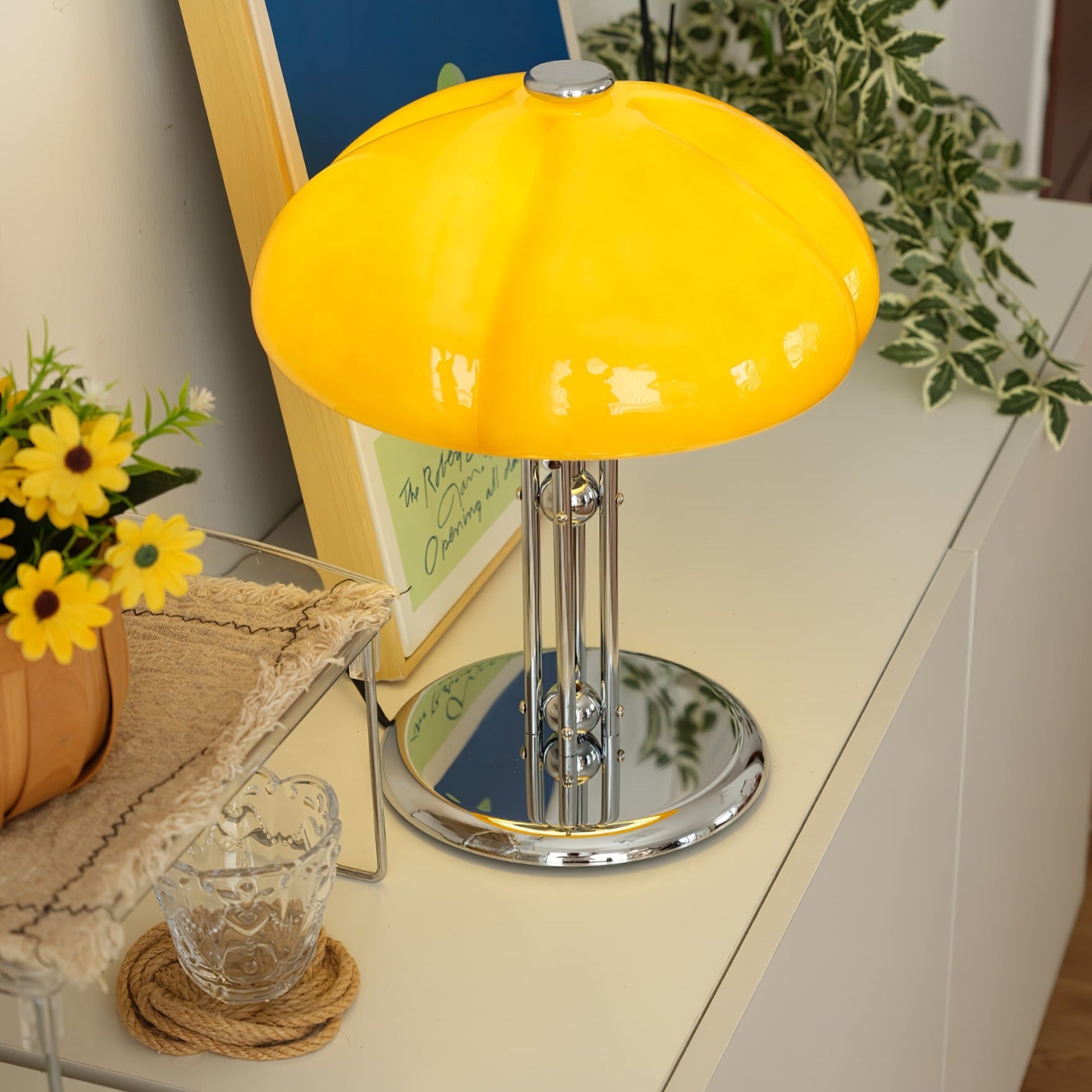 Lampe de table Bauhaus en verre ambre Aurelia en forme de champignon avec une lueur douce