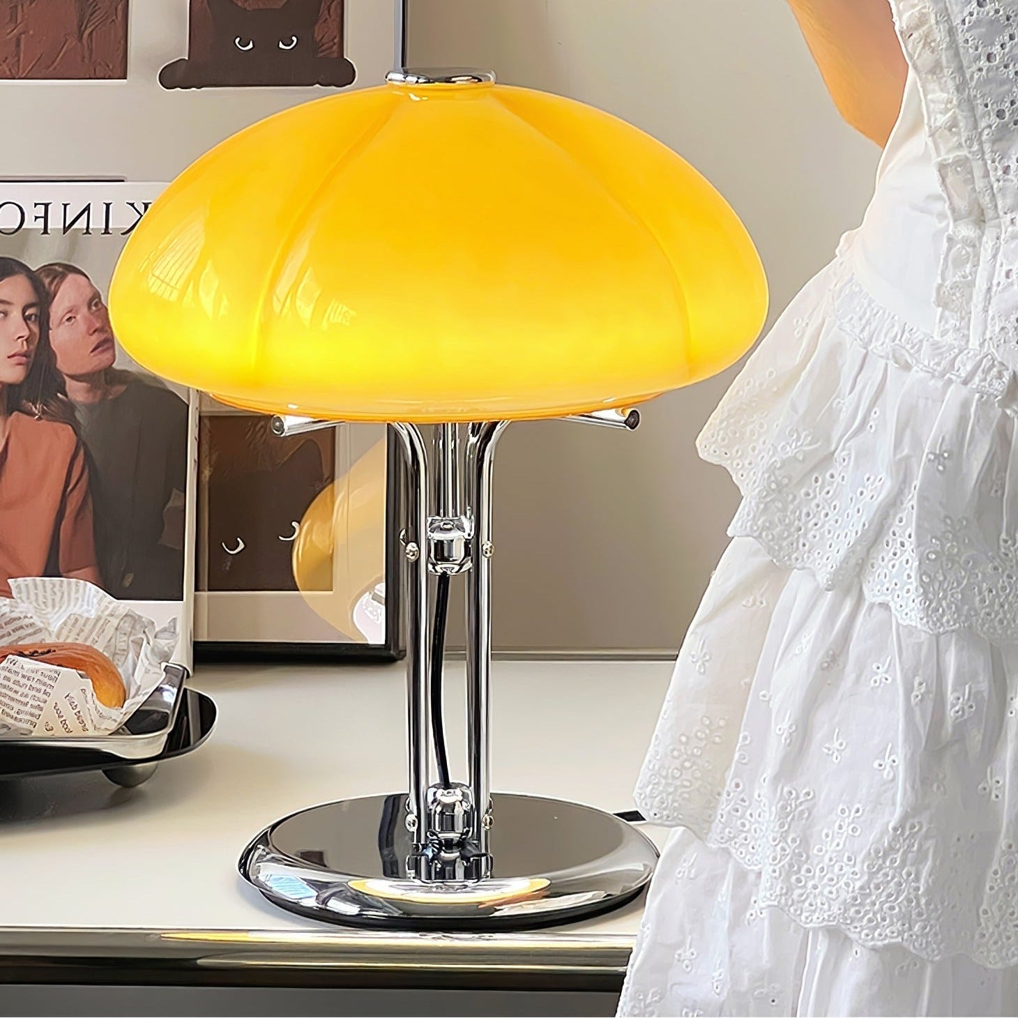 Lampe de table Bauhaus en verre ambre Aurelia en forme de champignon avec une lueur douce
