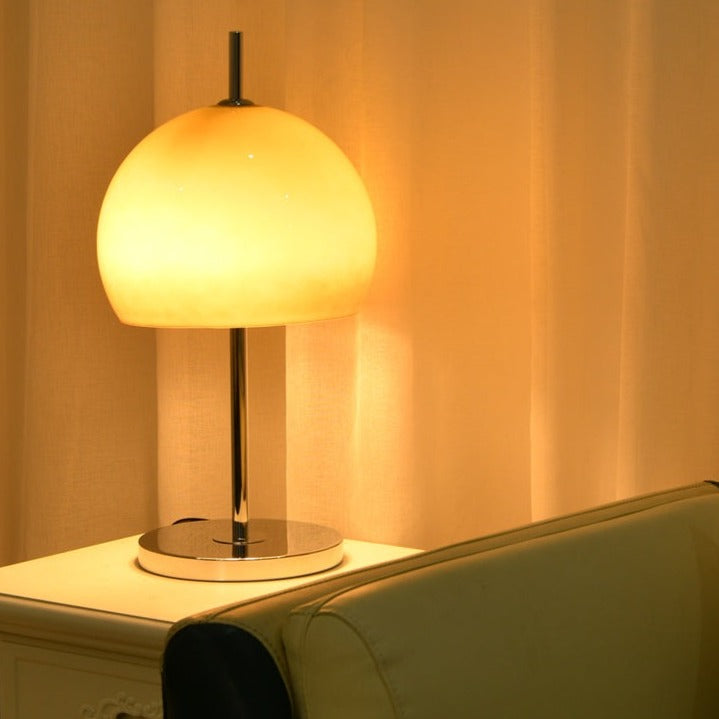 Lampe de table Bauhaus en verre ambre Aurelia en forme de champignon avec une lueur douce