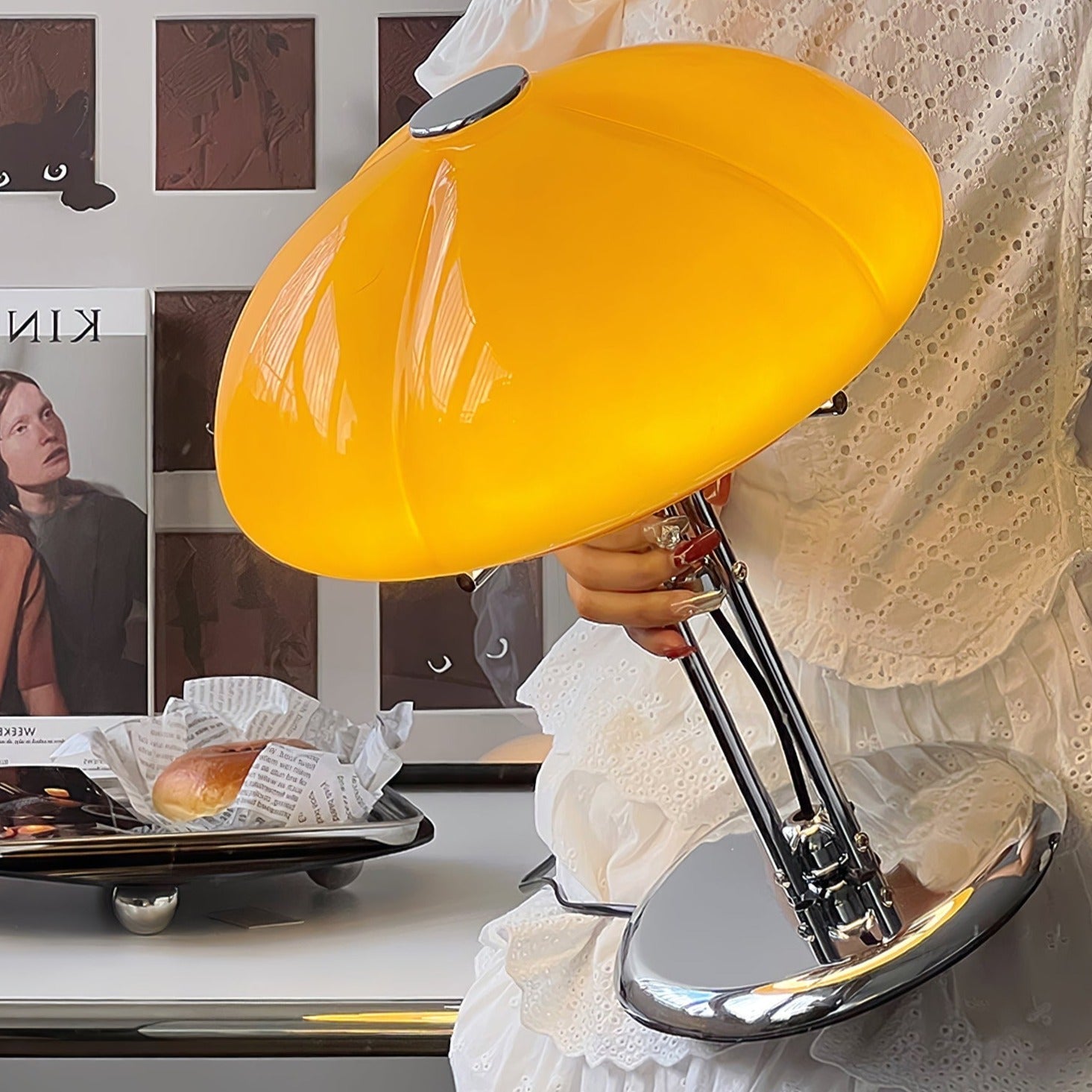Lampe de table Bauhaus en verre ambre Aurelia en forme de champignon avec une lueur douce