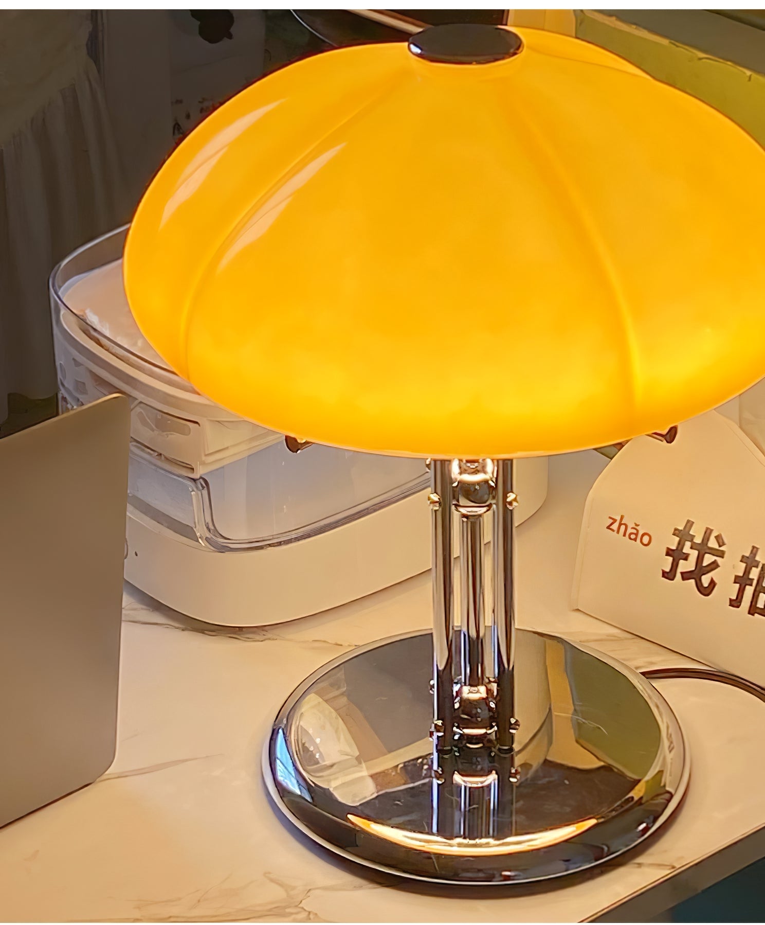 Lampe de table Bauhaus en verre ambre Aurelia en forme de champignon avec une lueur douce