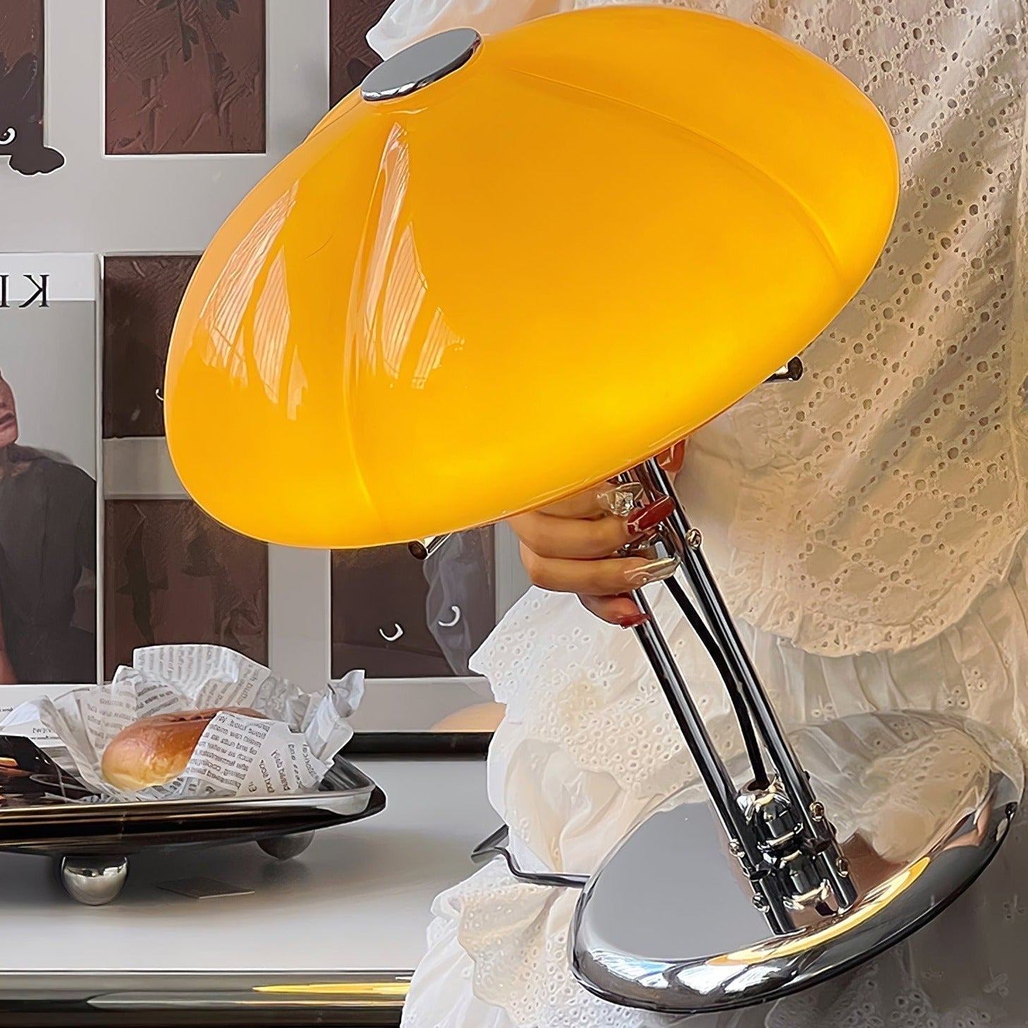 Lampe de table Bauhaus en verre ambre Aurelia en forme de champignon avec une lueur douce
