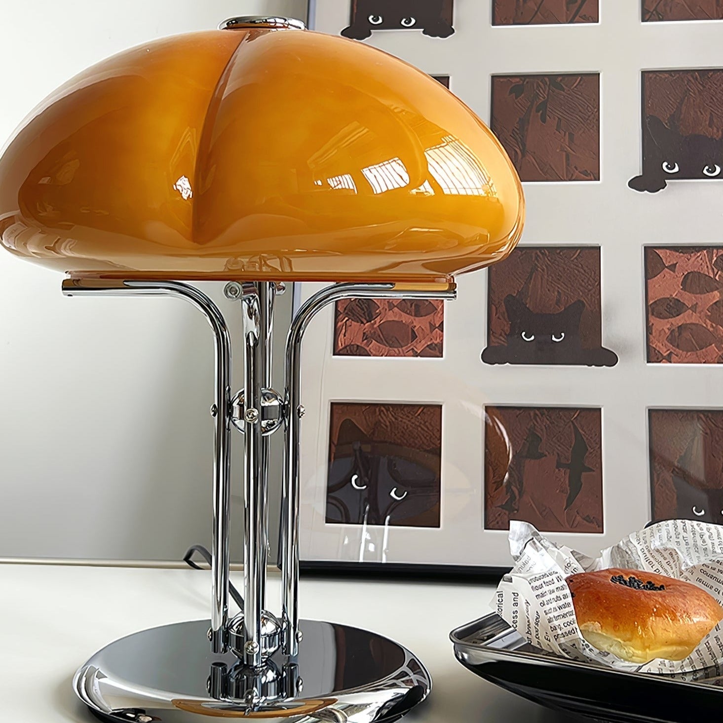Lampe de table Bauhaus en verre ambre Aurelia en forme de champignon avec une lueur douce