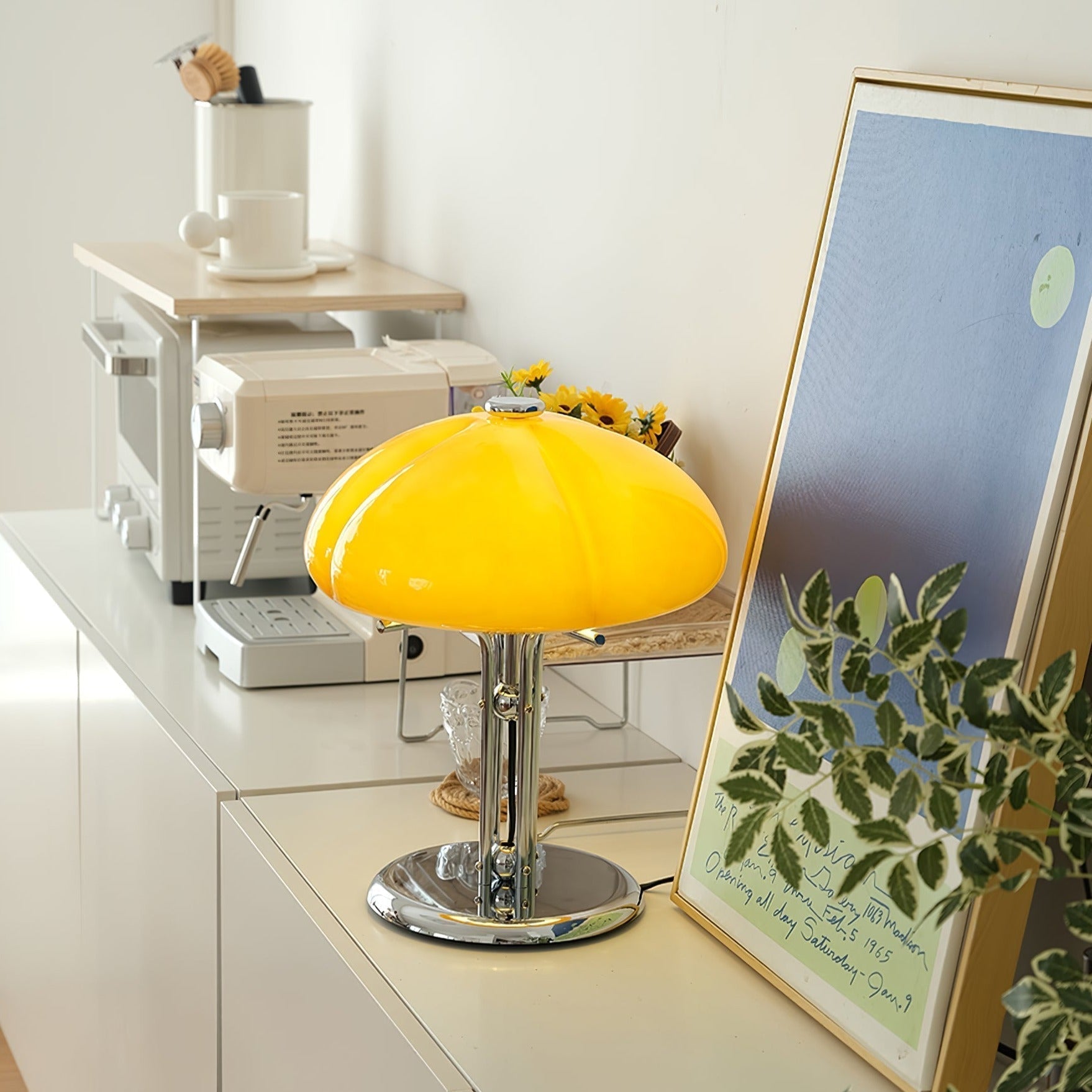 Lampe de table Bauhaus en verre ambre Aurelia en forme de champignon avec une lueur douce