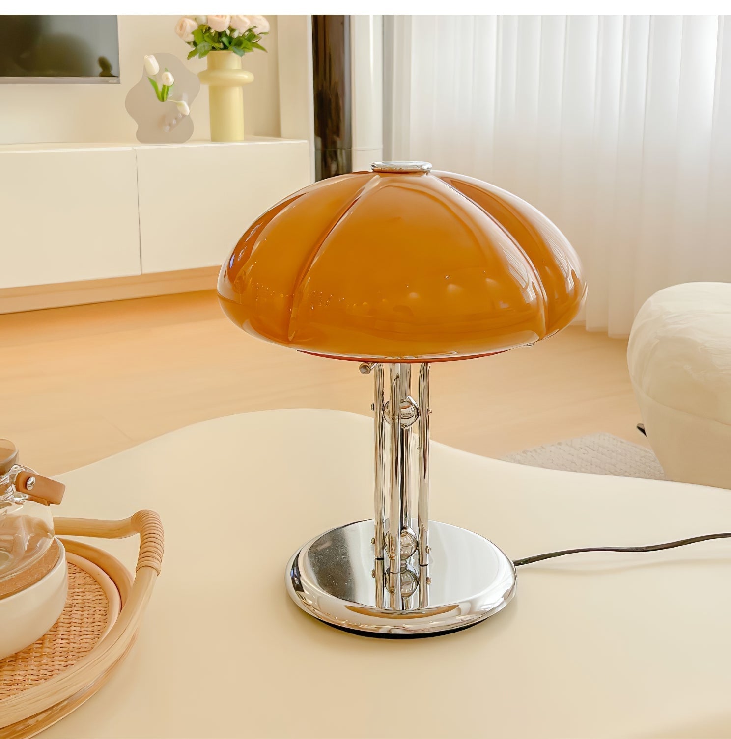 Lampe de table Bauhaus en verre ambre Aurelia en forme de champignon avec une lueur douce