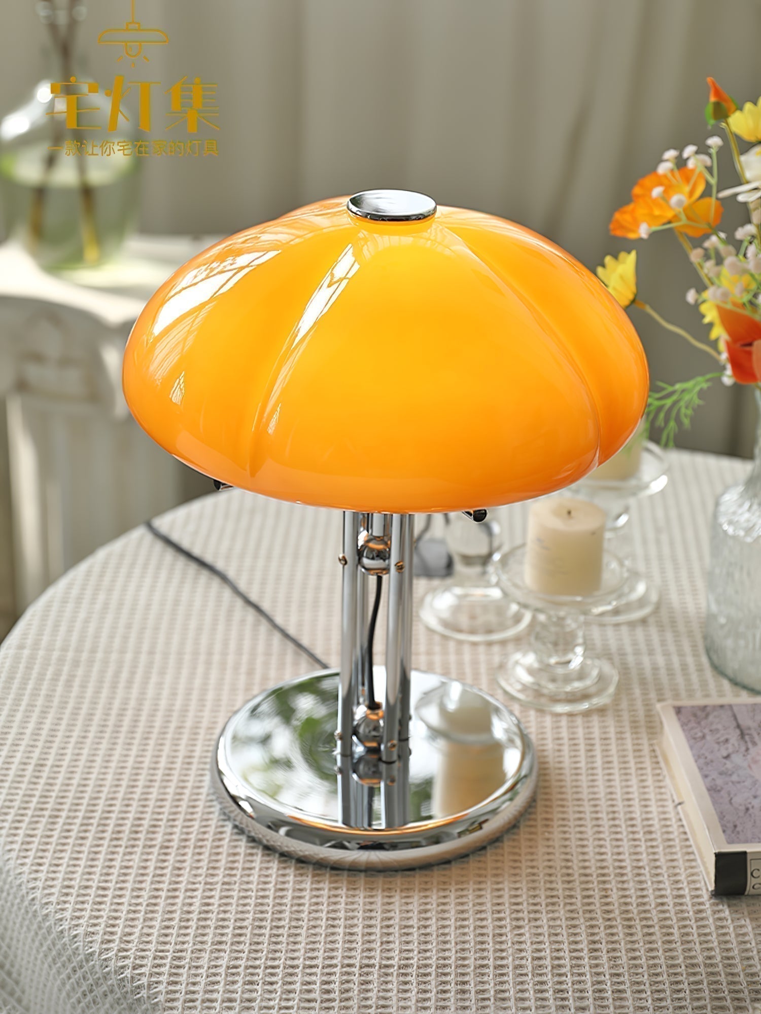 Lampe de table Bauhaus en verre ambre Aurelia en forme de champignon avec une lueur douce