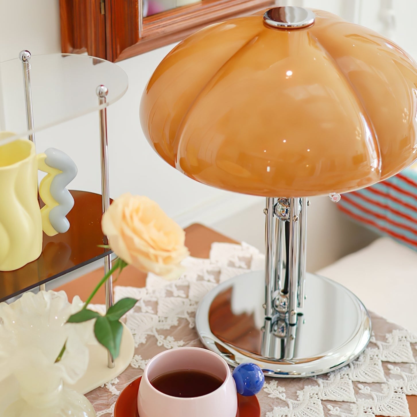 Lampe de table Bauhaus en verre ambre Aurelia en forme de champignon avec une lueur douce