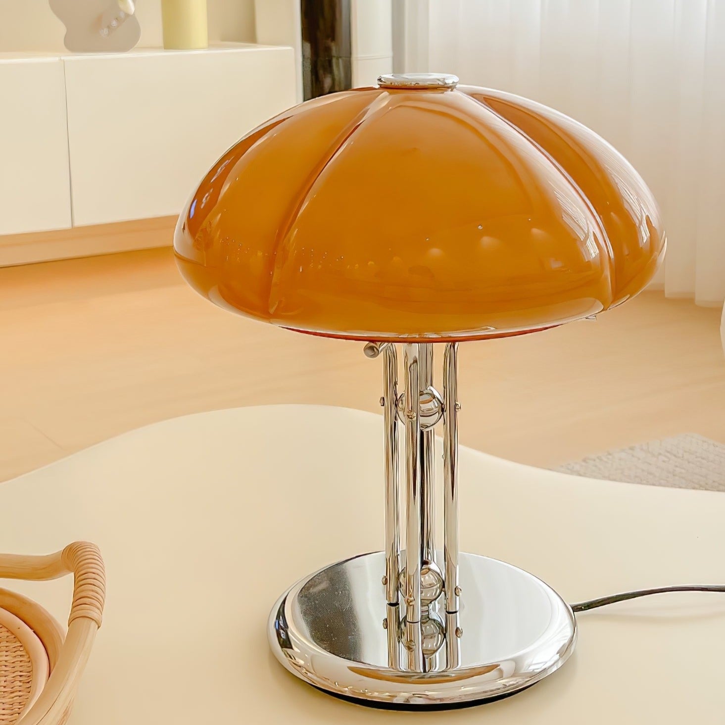 Lampe de table Bauhaus en verre ambre Aurelia en forme de champignon avec une lueur douce