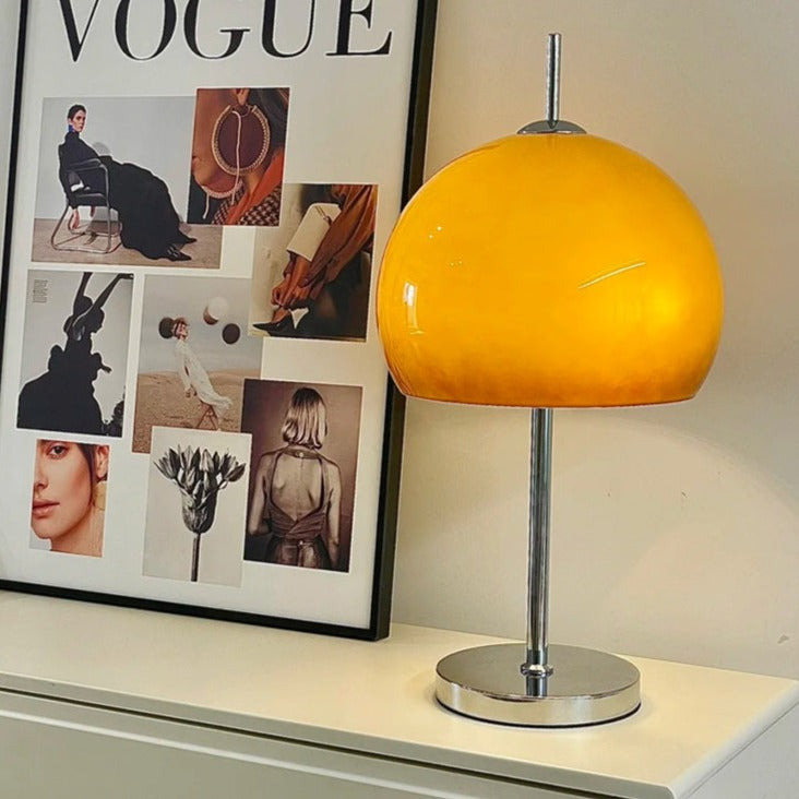 Lampe de table Bauhaus en verre ambre Aurelia en forme de champignon avec une lueur douce