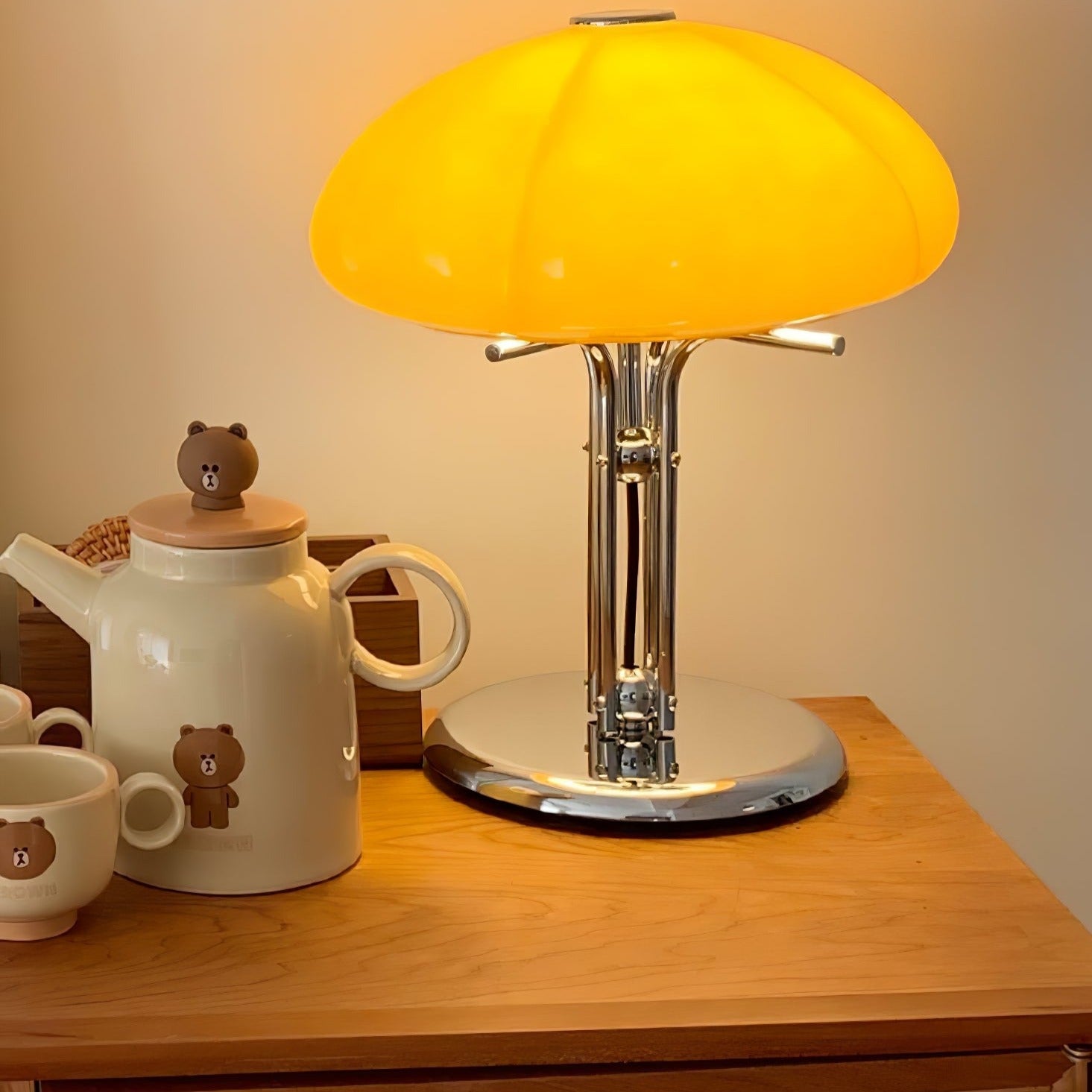 Lampe de table Bauhaus en verre ambre Aurelia en forme de champignon avec une lueur douce