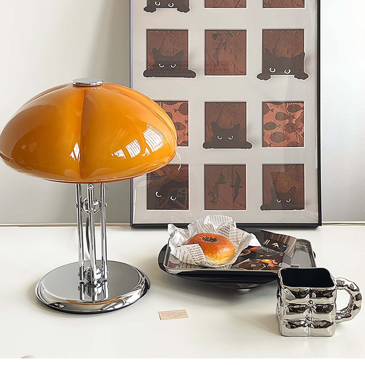 Lampe de table Bauhaus en verre ambre Aurelia en forme de champignon avec une lueur douce