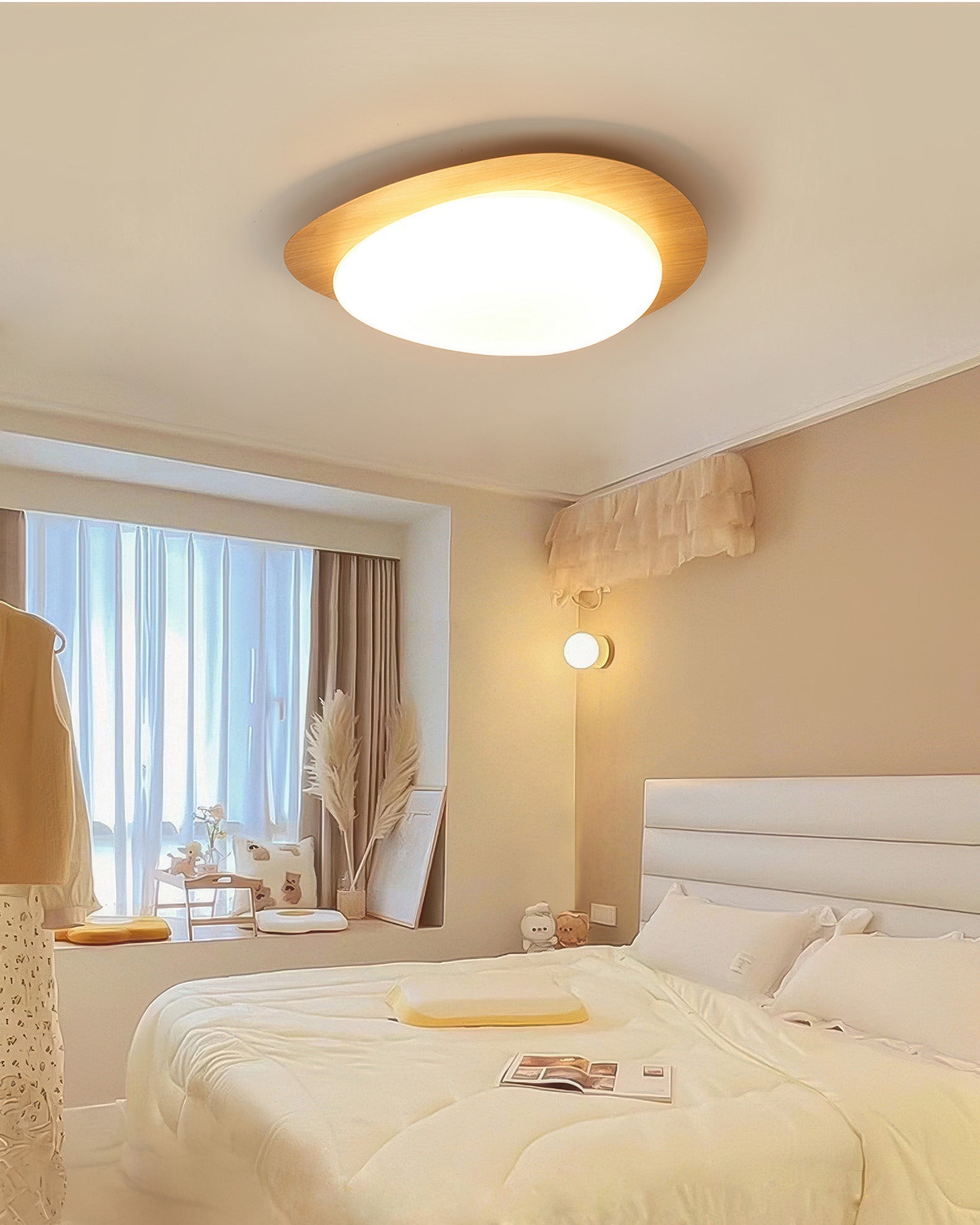 Lámpara de techo LED Nyra Nordic Pebble con acabado en veta de madera para interiores escandinavos