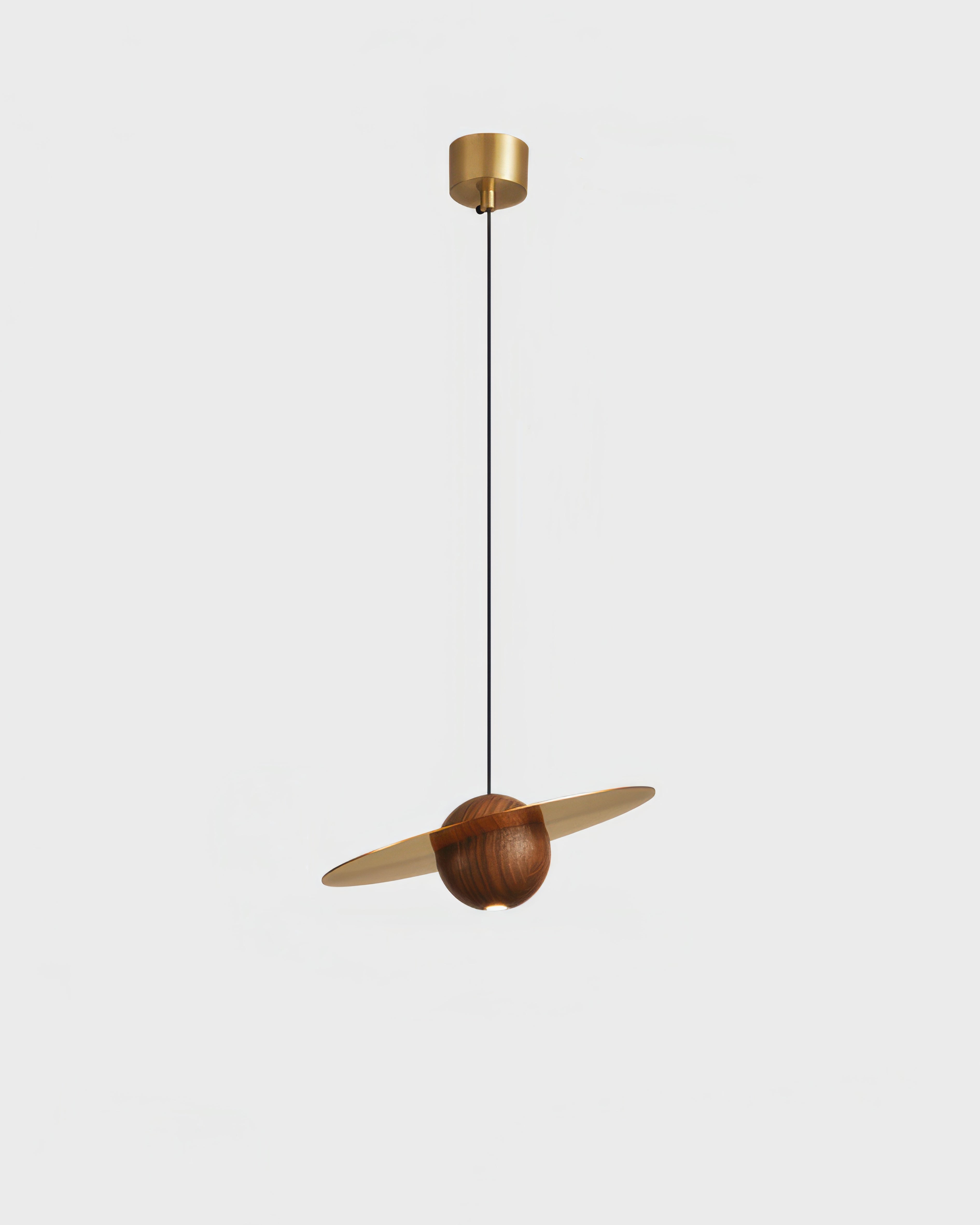 Závěsná lampa Marinor Flying Saucer z ořechového dřeva a mosazi s mid-century siluetou