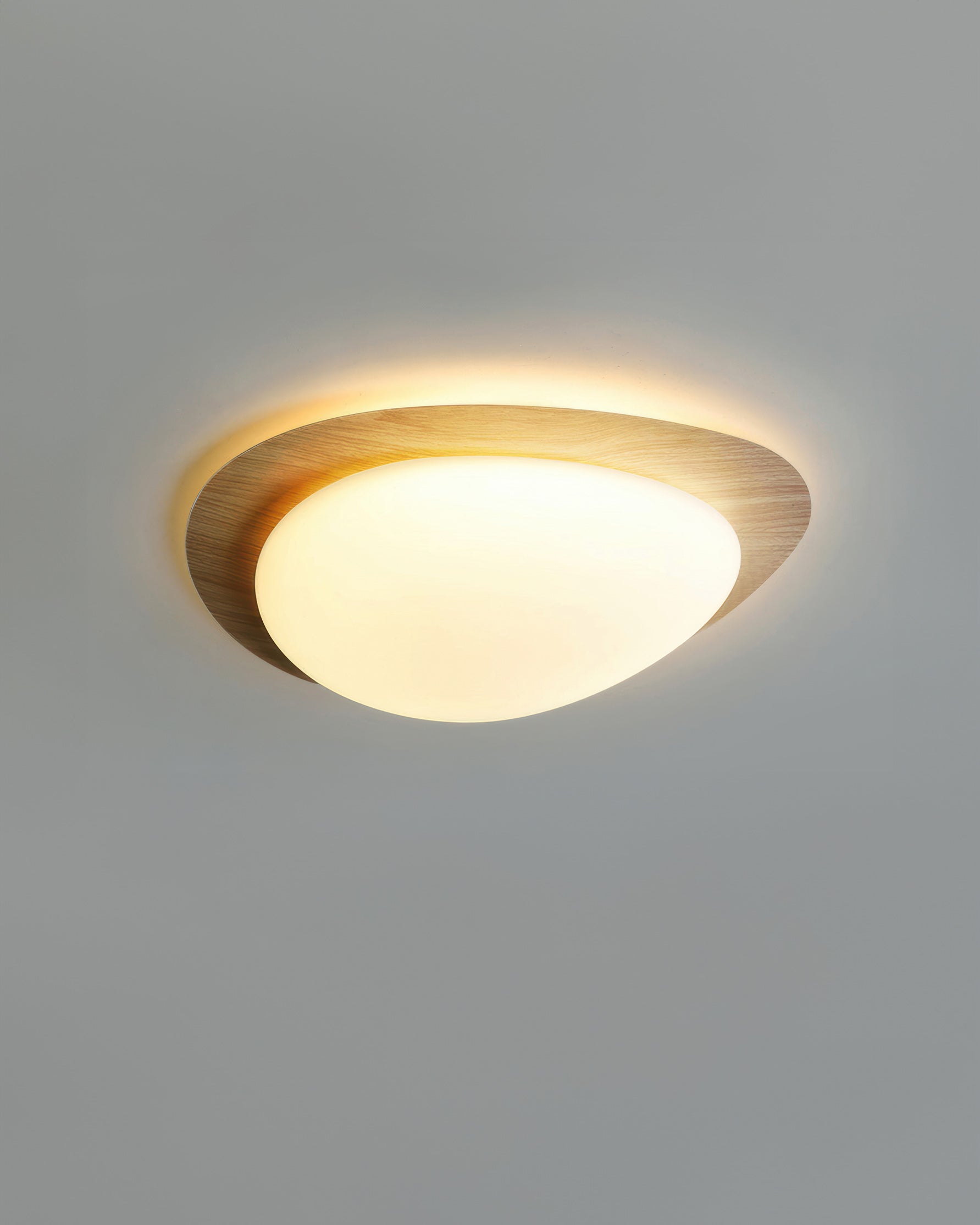 Lámpara de techo LED Nyra Nordic Pebble con acabado en veta de madera para interiores escandinavos