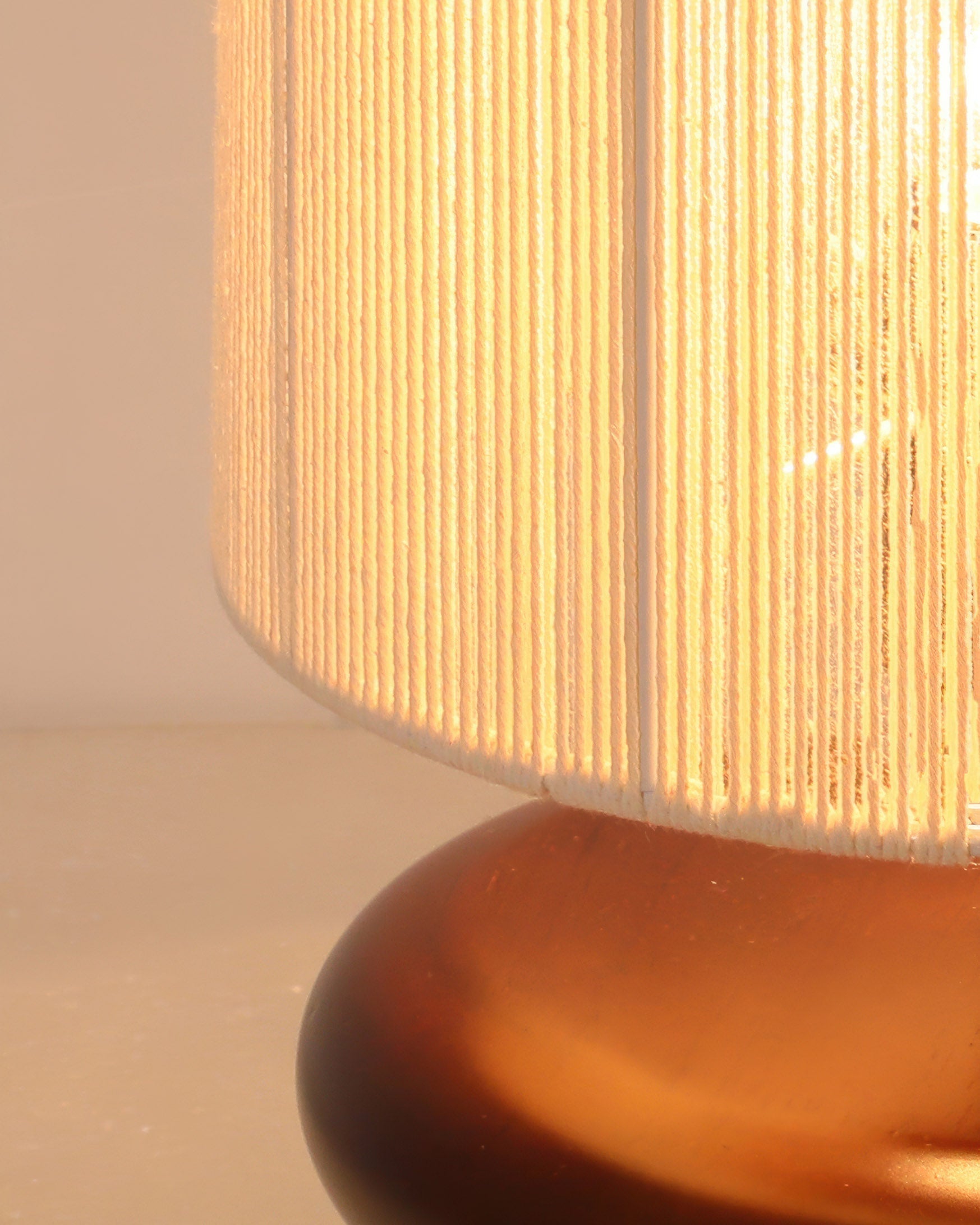 SylvaLume Tranquil fa asztali lámpa minimalista fa talppal és LED kompatibilis