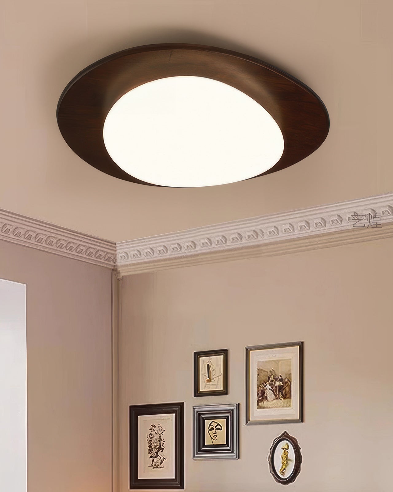Lámpara de techo LED Nyra Nordic Pebble con acabado en veta de madera para interiores escandinavos