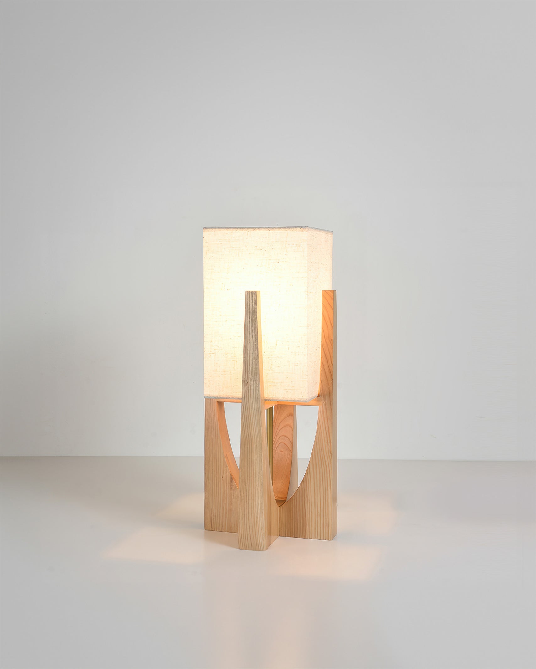 Stolní lampa Kairo Seto z ořechového dřeva v minimalistickém stylu s mosaznými akcenty a japonským designem