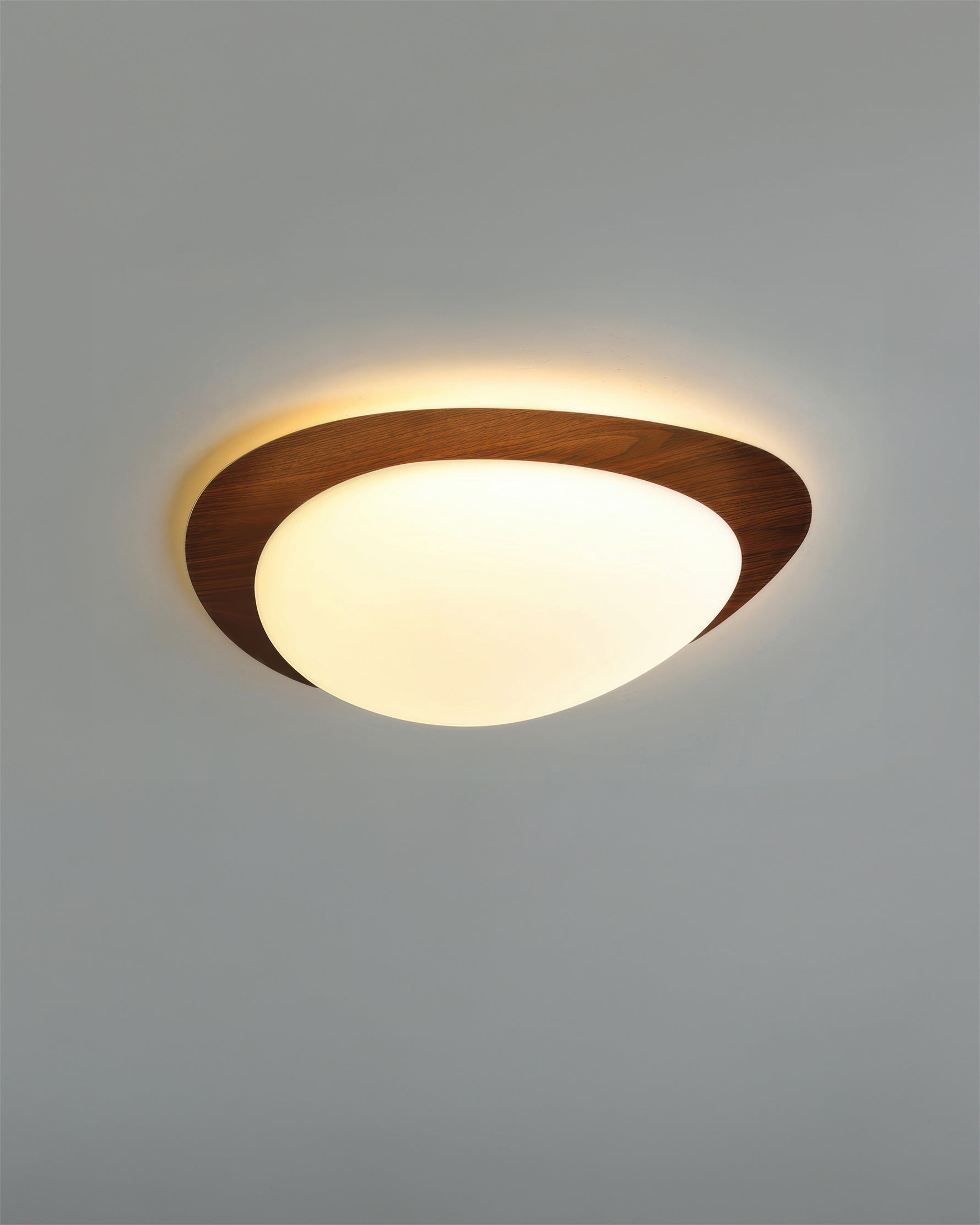 Lámpara de techo LED Nyra Nordic Pebble con acabado en veta de madera para interiores escandinavos