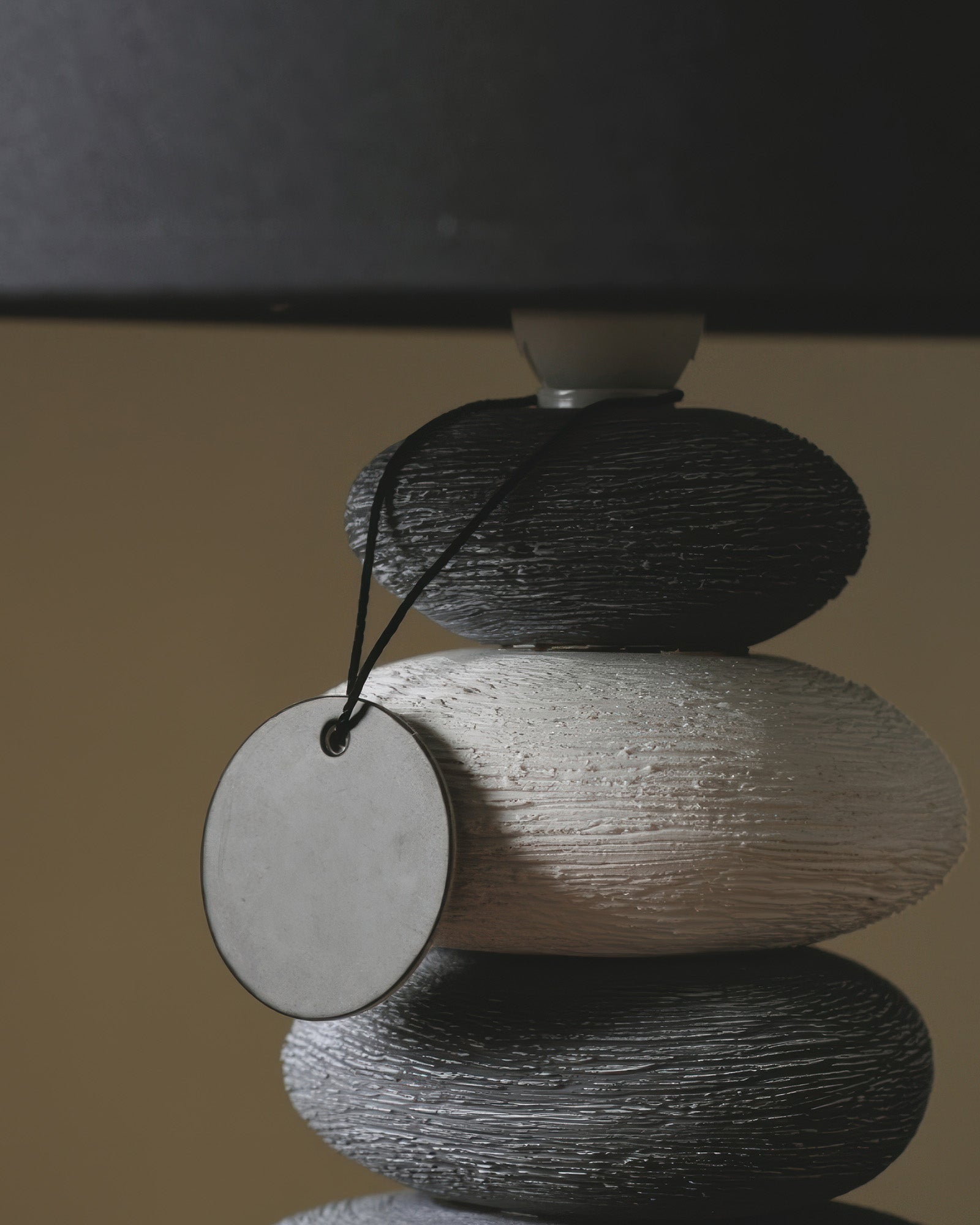 Lampe de table en tissu d'ambiance avec abat-jour doux et base en céramique pierre par Liora