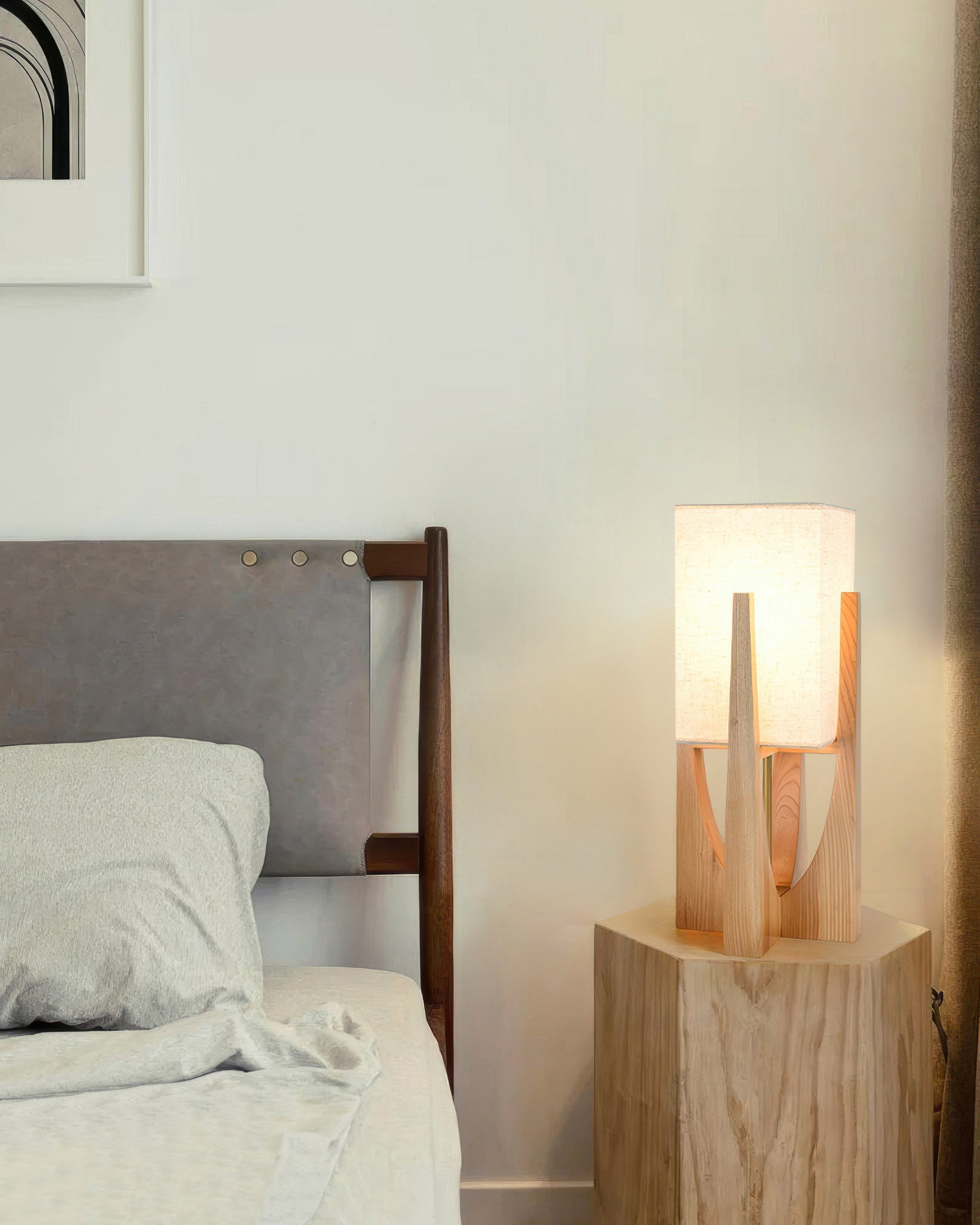 Stolní lampa Kairo Seto z ořechového dřeva v minimalistickém stylu s mosaznými akcenty a japonským designem