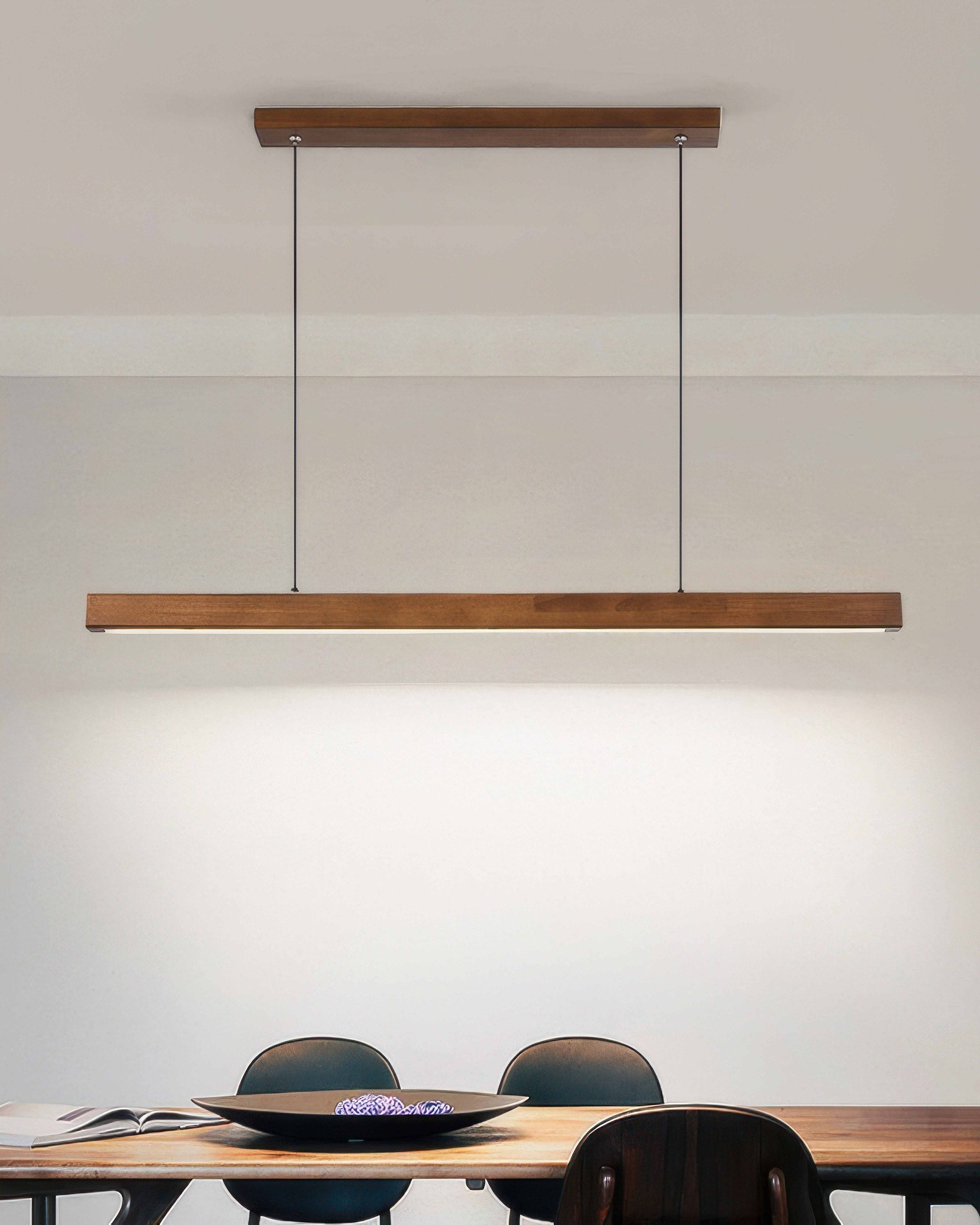 Minimalistické závěsné světlo Walnut Cavell s francouzským středověkým kouzlem