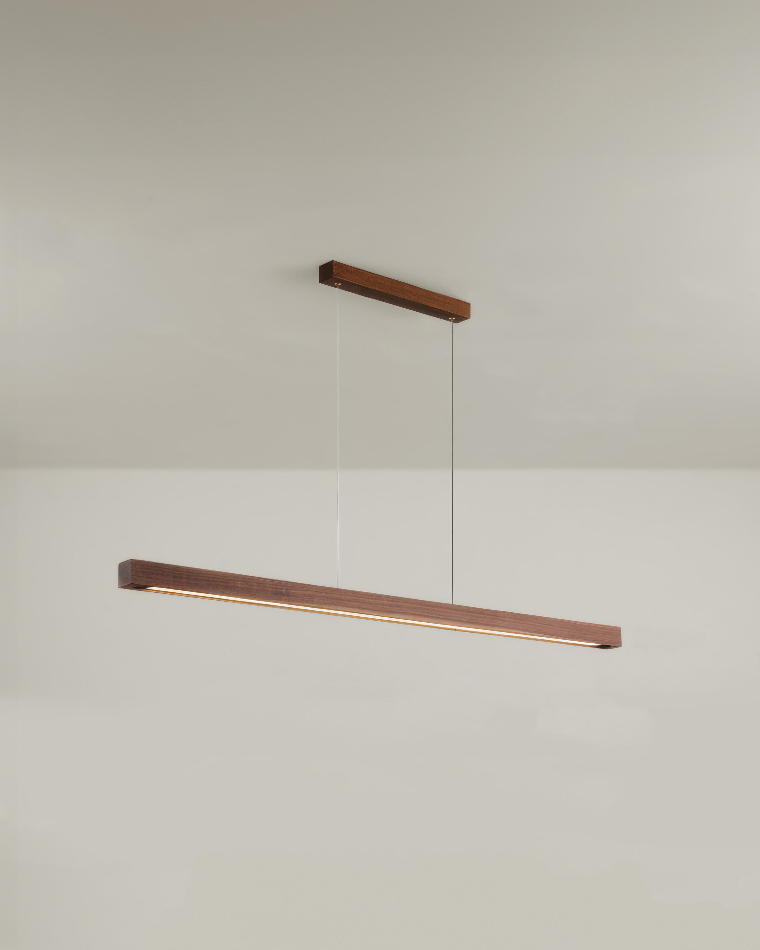 Minimalistické závěsné světlo Walnut Cavell s francouzským středověkým kouzlem