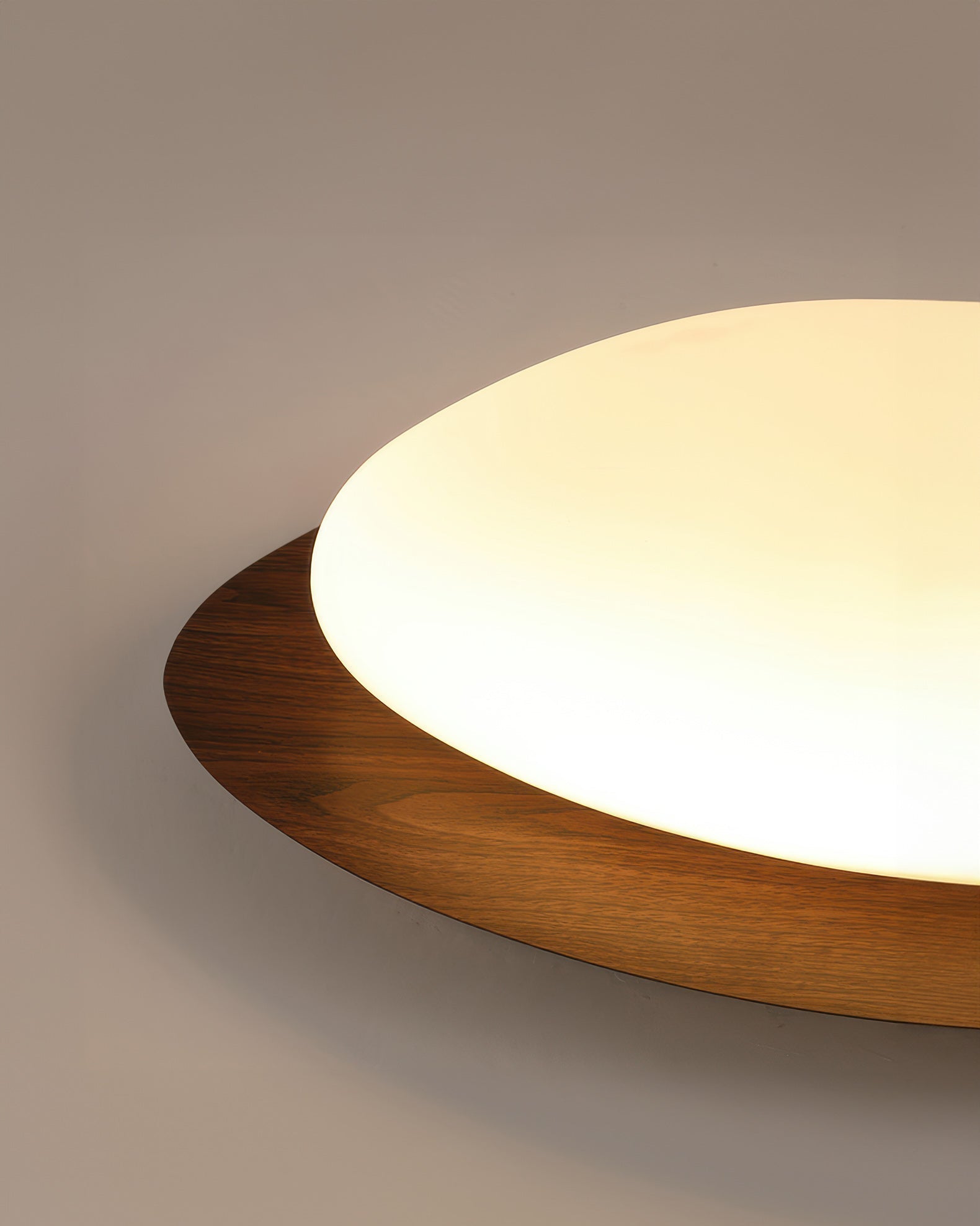 Lámpara de techo LED Nyra Nordic Pebble con acabado en veta de madera para interiores escandinavos