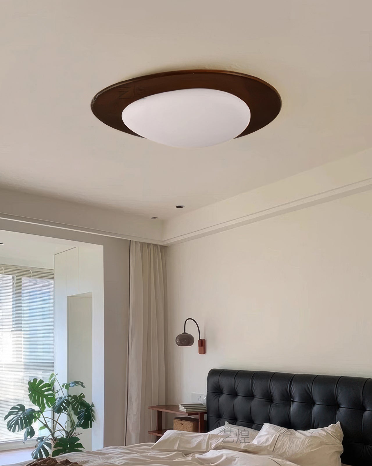 Lámpara de techo LED Nyra Nordic Pebble con acabado en veta de madera para interiores escandinavos
