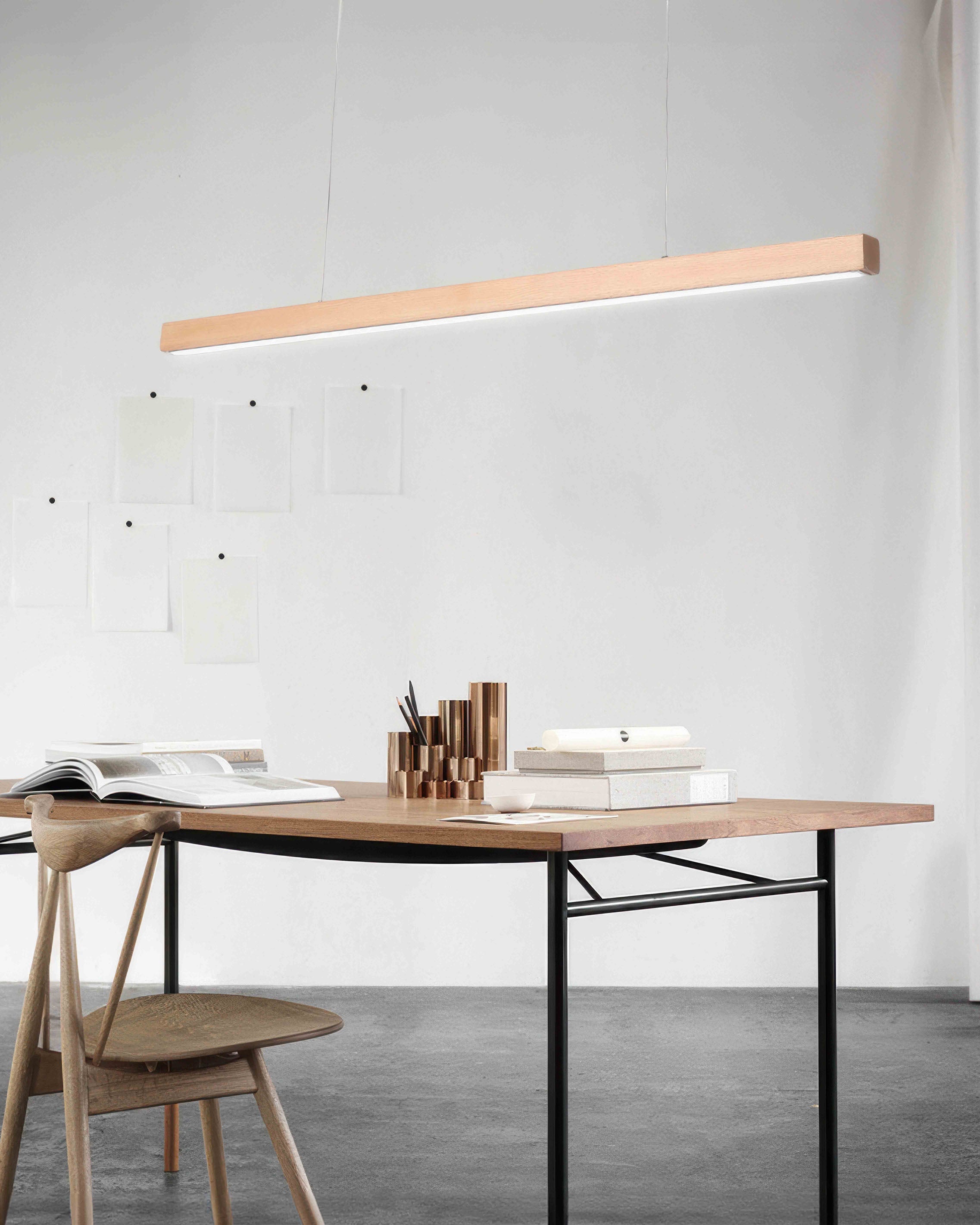 Minimalistické závěsné světlo Walnut Cavell s francouzským středověkým kouzlem