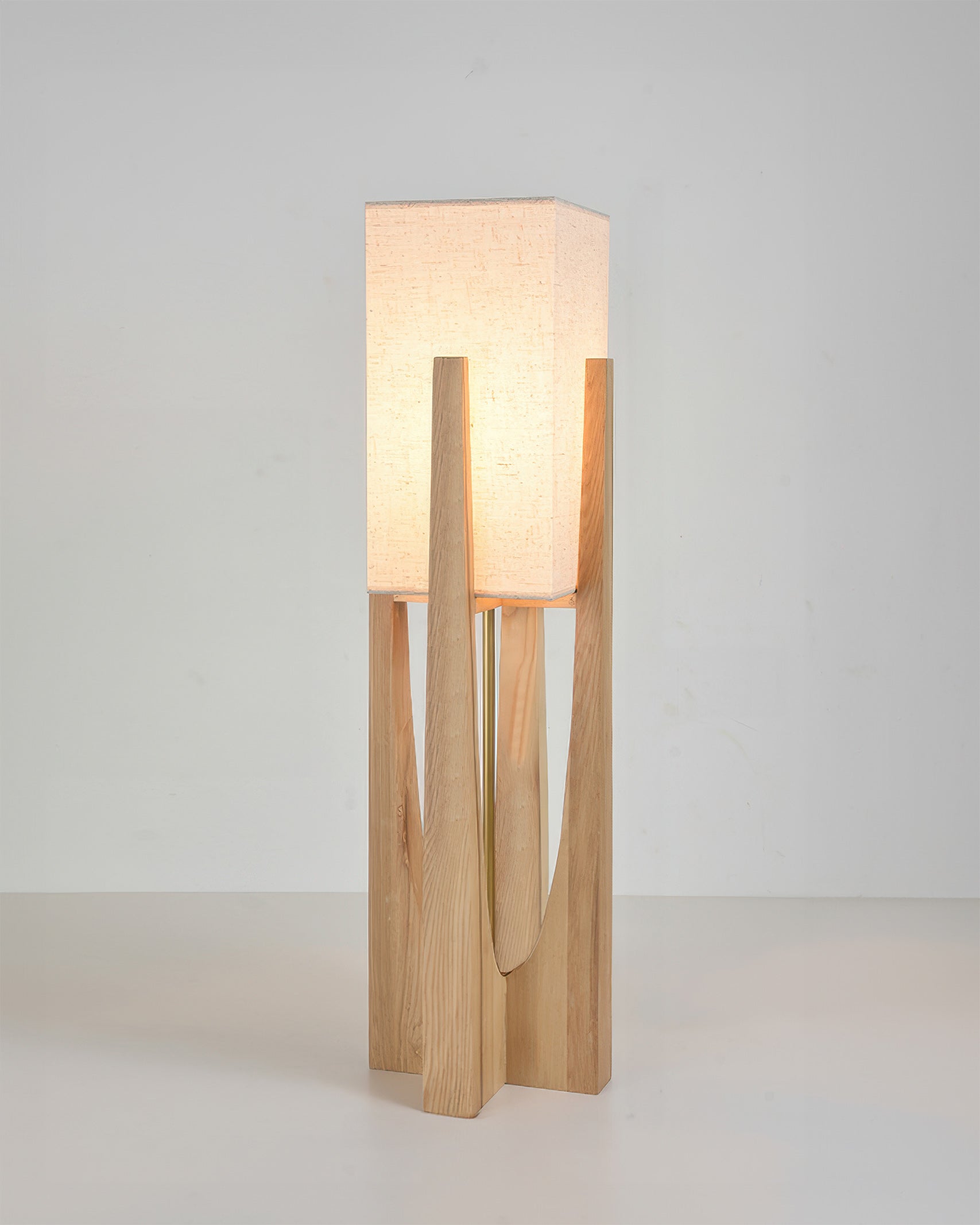 Stolní lampa Kairo Seto z ořechového dřeva v minimalistickém stylu s mosaznými akcenty a japonským designem