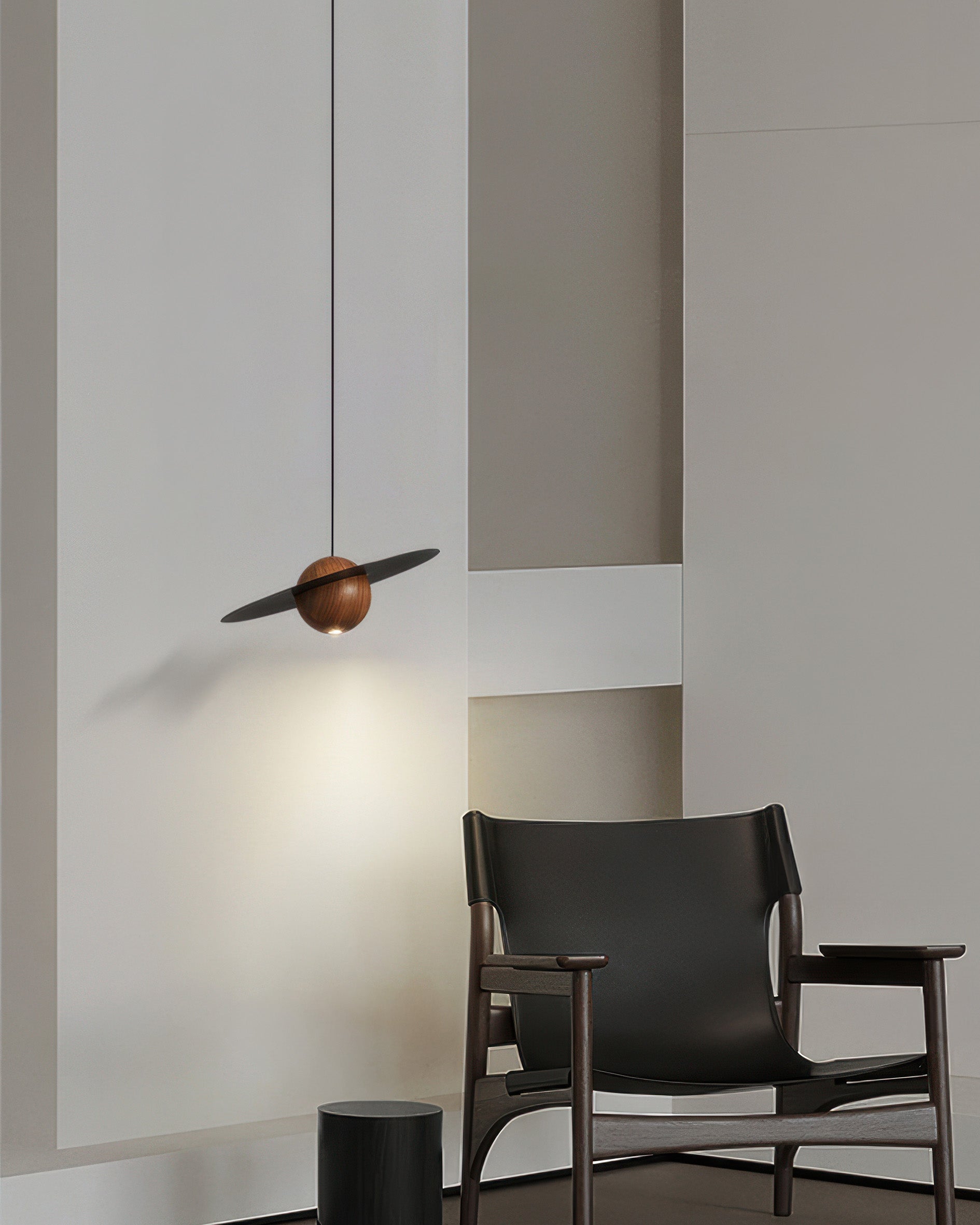 Závěsná lampa Marinor Flying Saucer z ořechového dřeva a mosazi s mid-century siluetou